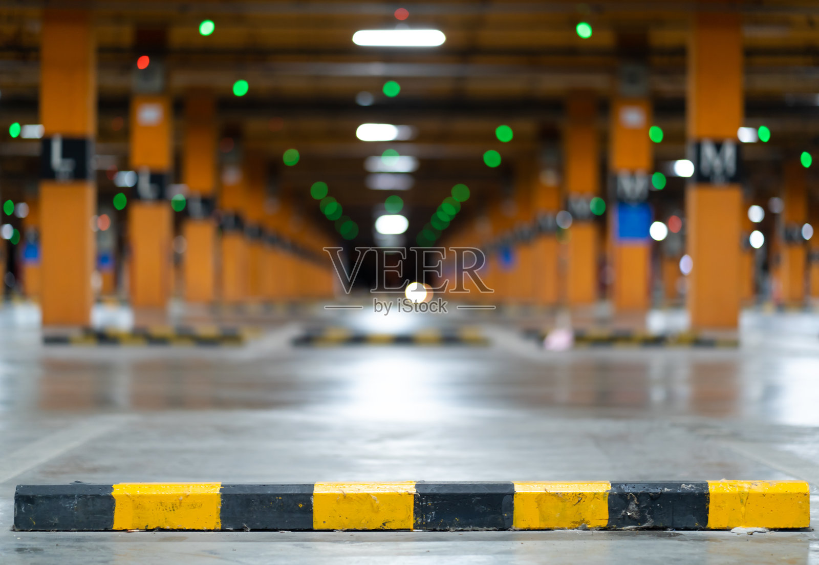 空车库里的地下室内,光线朦胧。很多停车场照片摄影图片