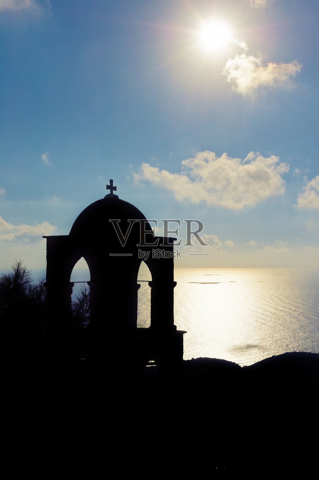 日落时科斯岛上东正教教堂的剪影照片摄影图片