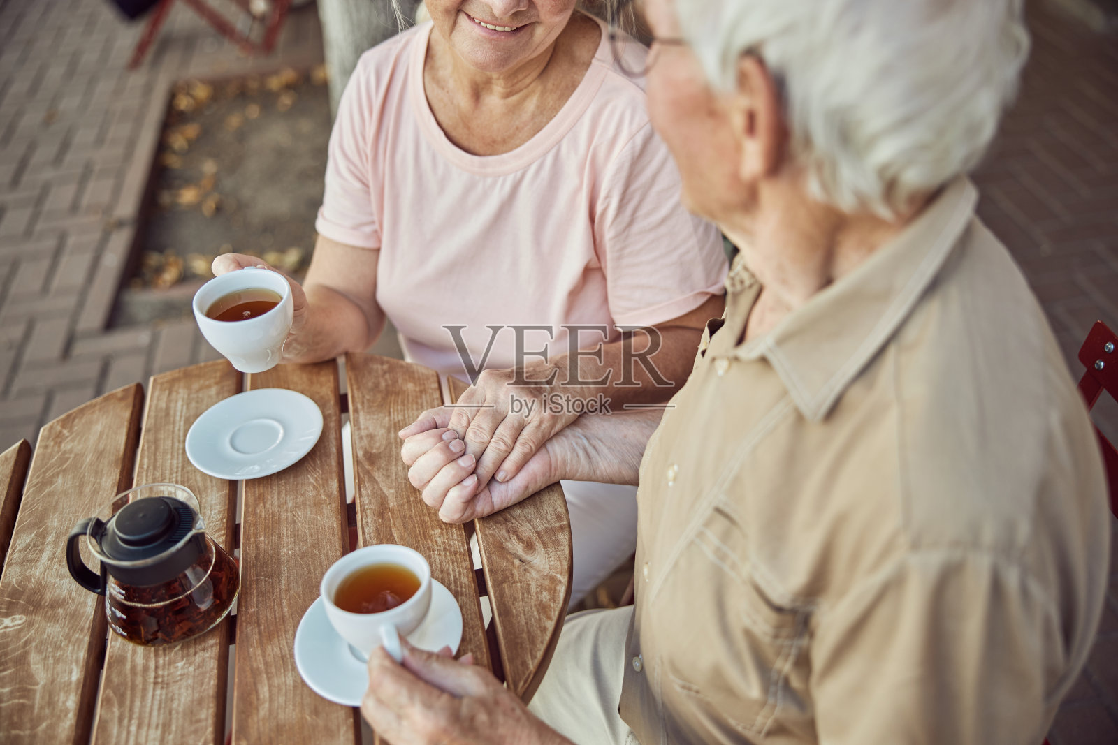 一对老年夫妇坐在街边的咖啡馆里照片摄影图片