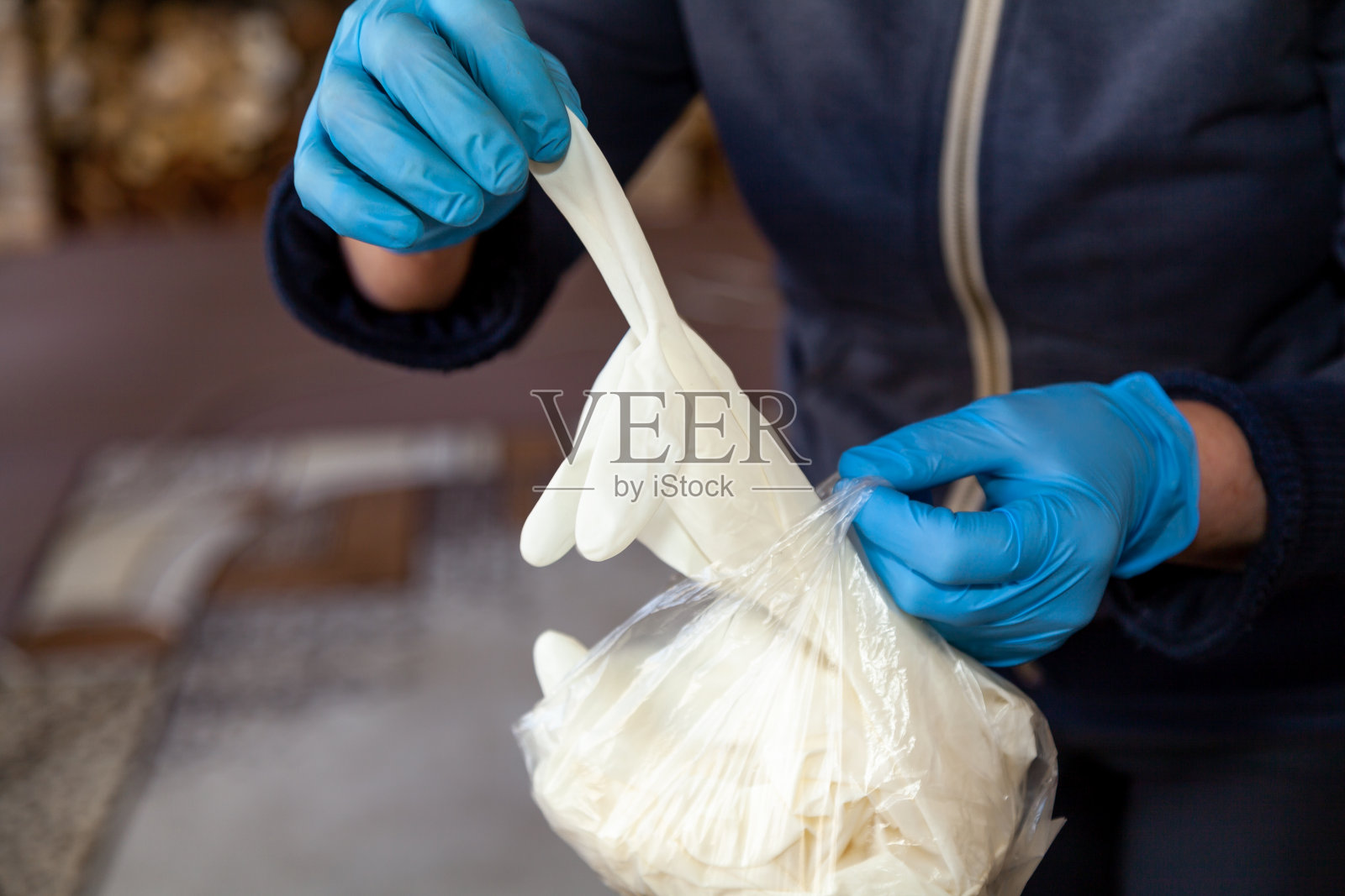 手戴橡胶手套,从包里拿出白色手套照片摄影图片