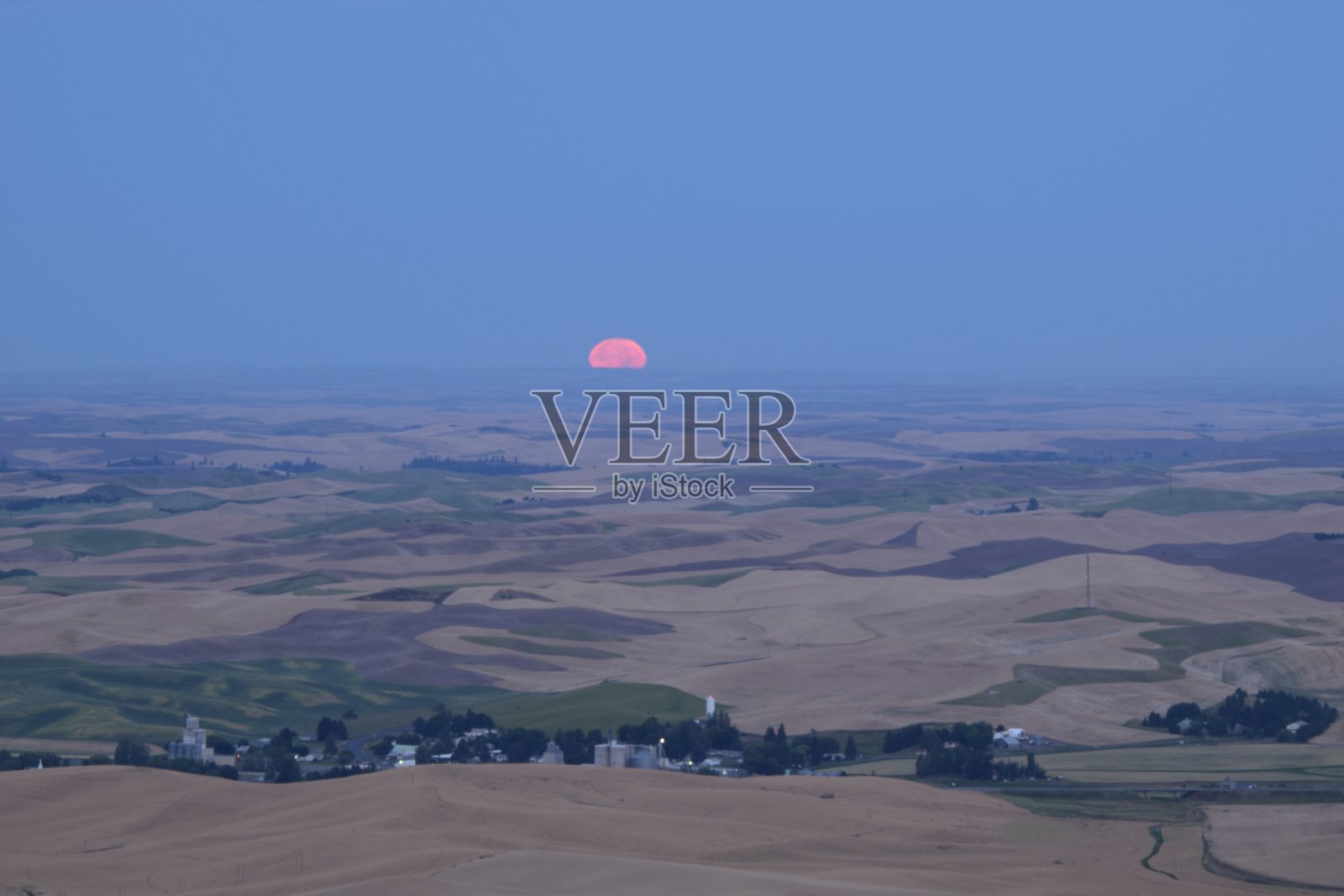 壮丽的红色满月在地平线上滚动的农业景观照片摄影图片