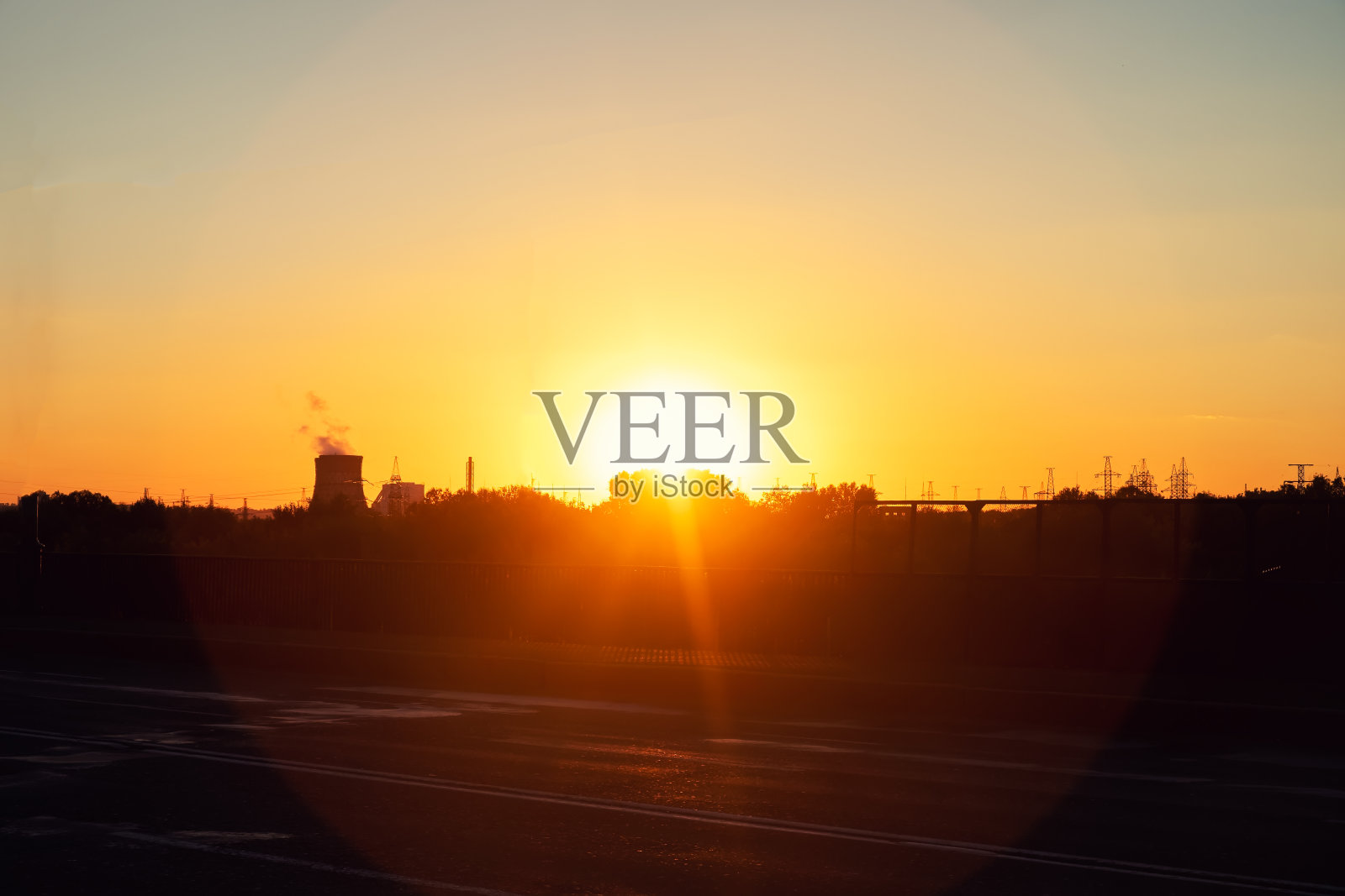 城市工业景观。日落的天空。照片摄影图片