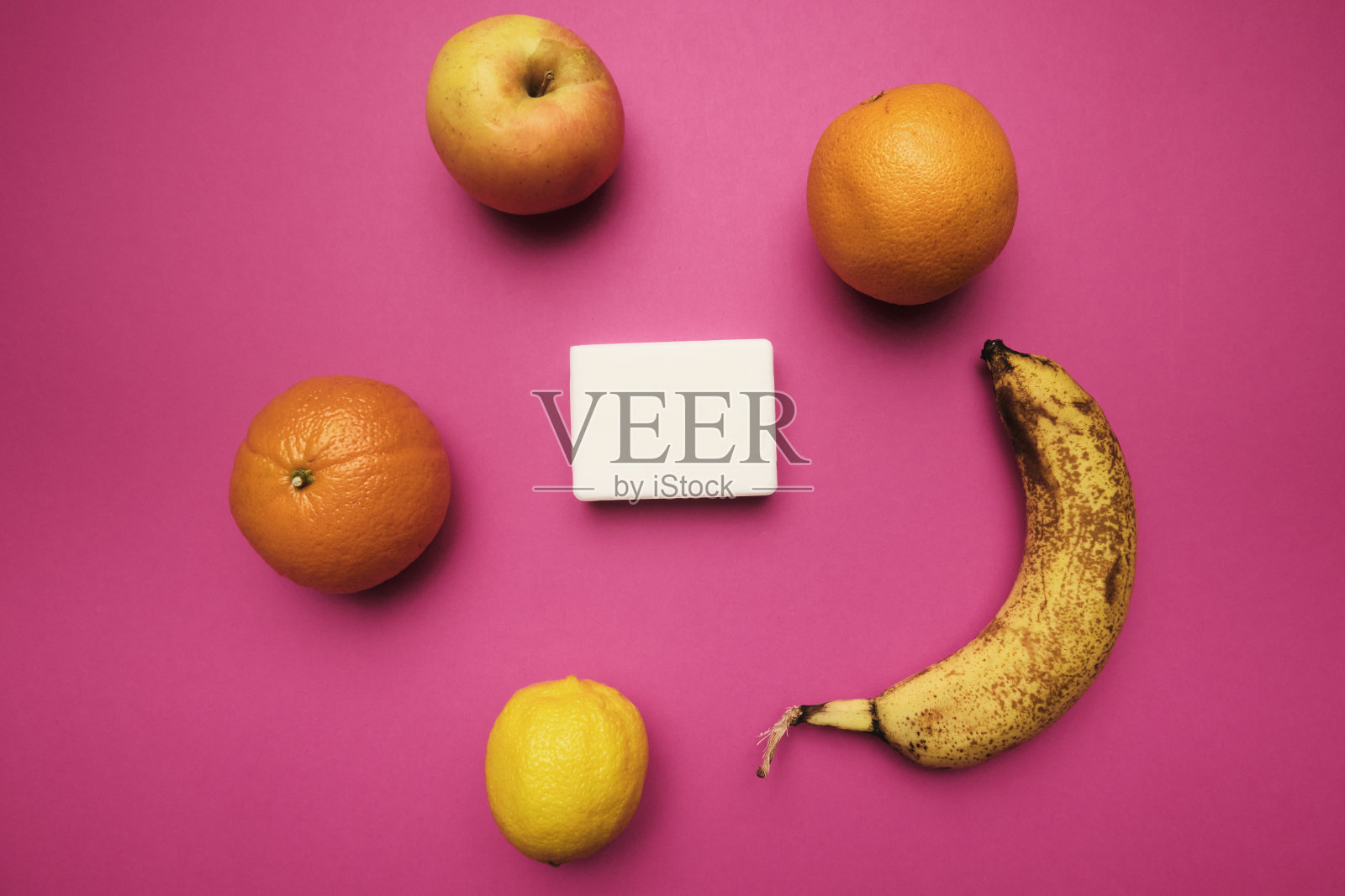 天然橙皂手工制作,对抗多汁的新鲜水果照片摄影图片