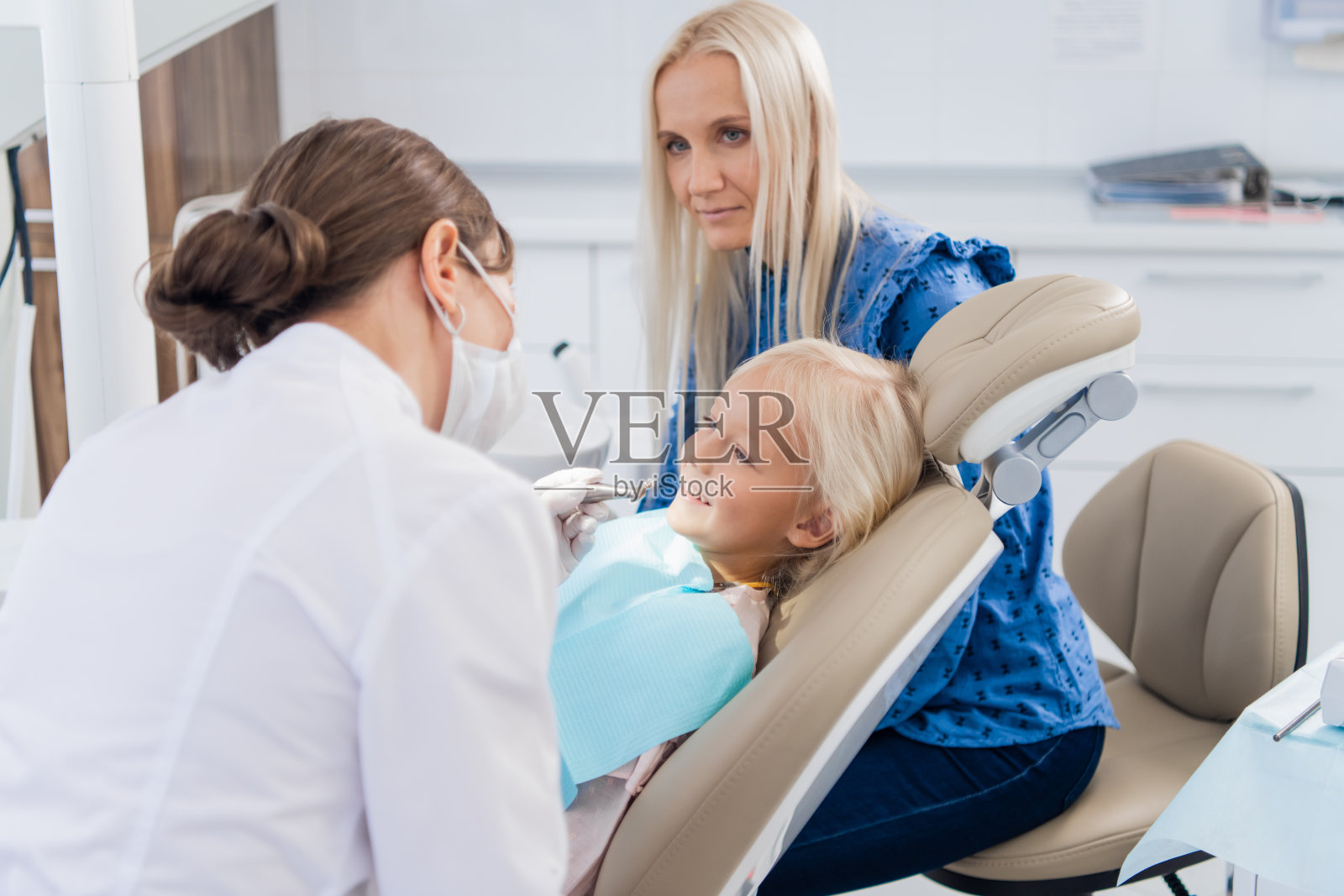 一位女性儿科牙科专家正在检查t照片摄影图片