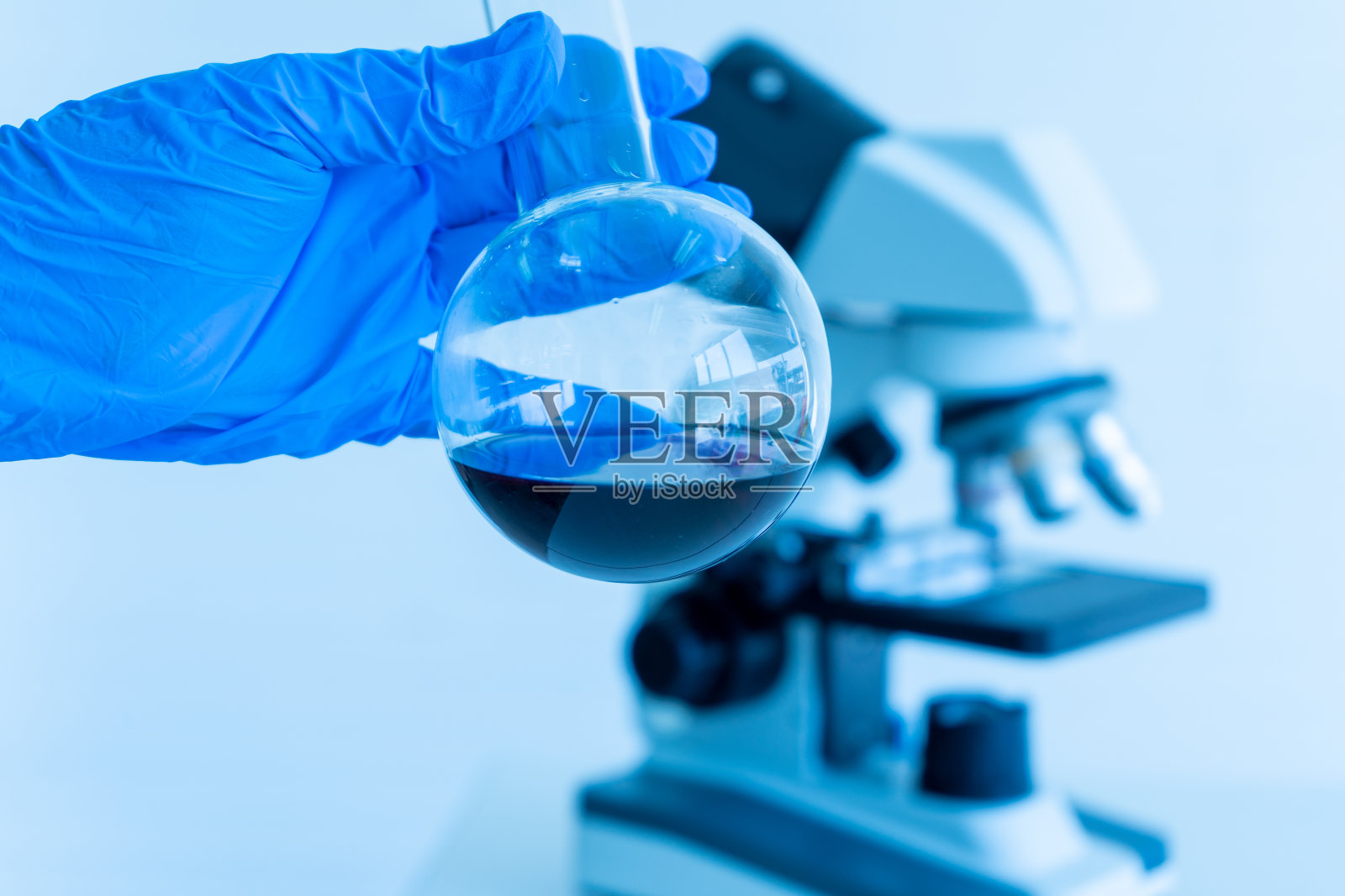 在医学实验室检测含有流感冠状病毒感染血液样本的试管照片摄影图片