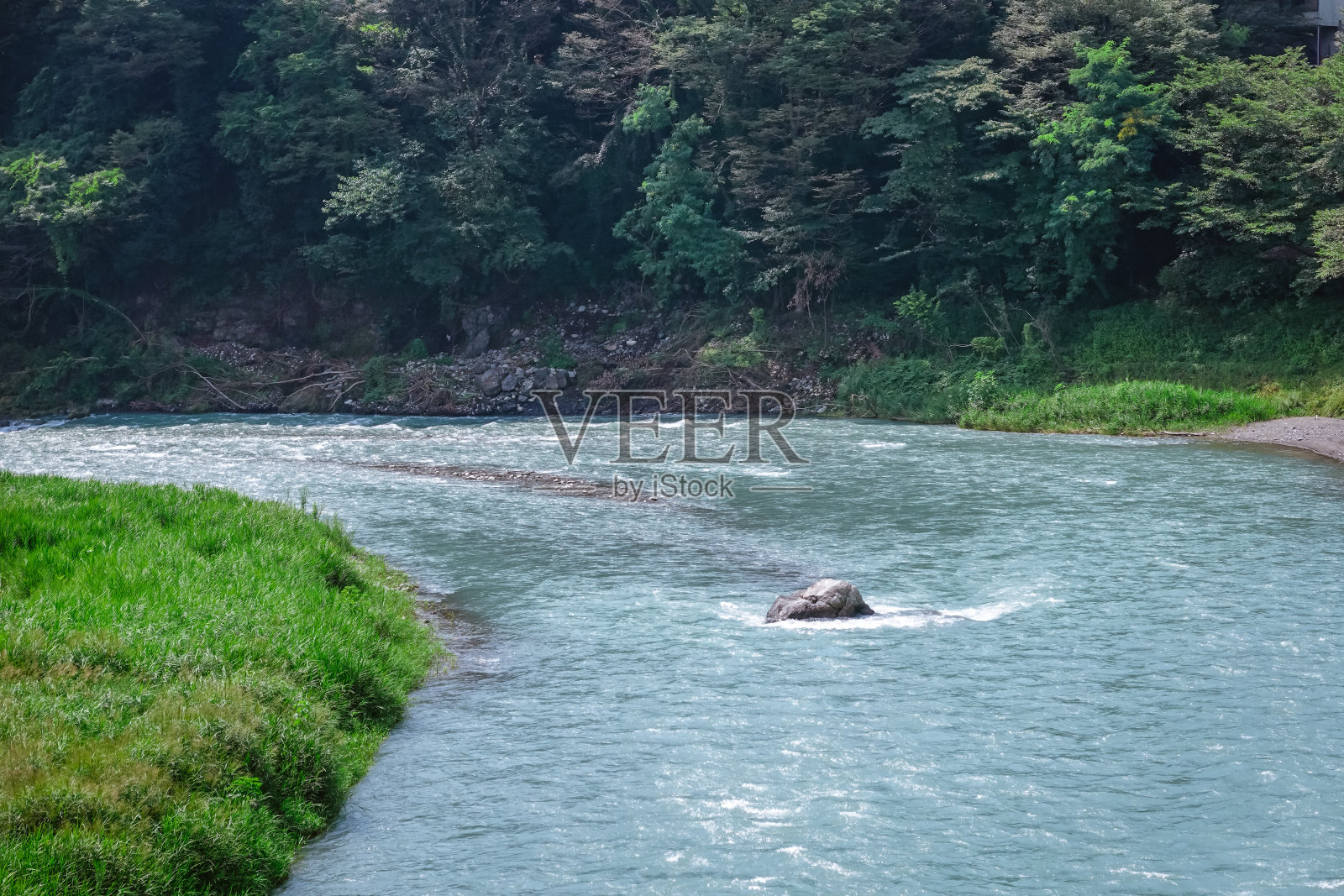 流经多摩川上游的清澈溪流(青梅市釜渊公园)照片摄影图片