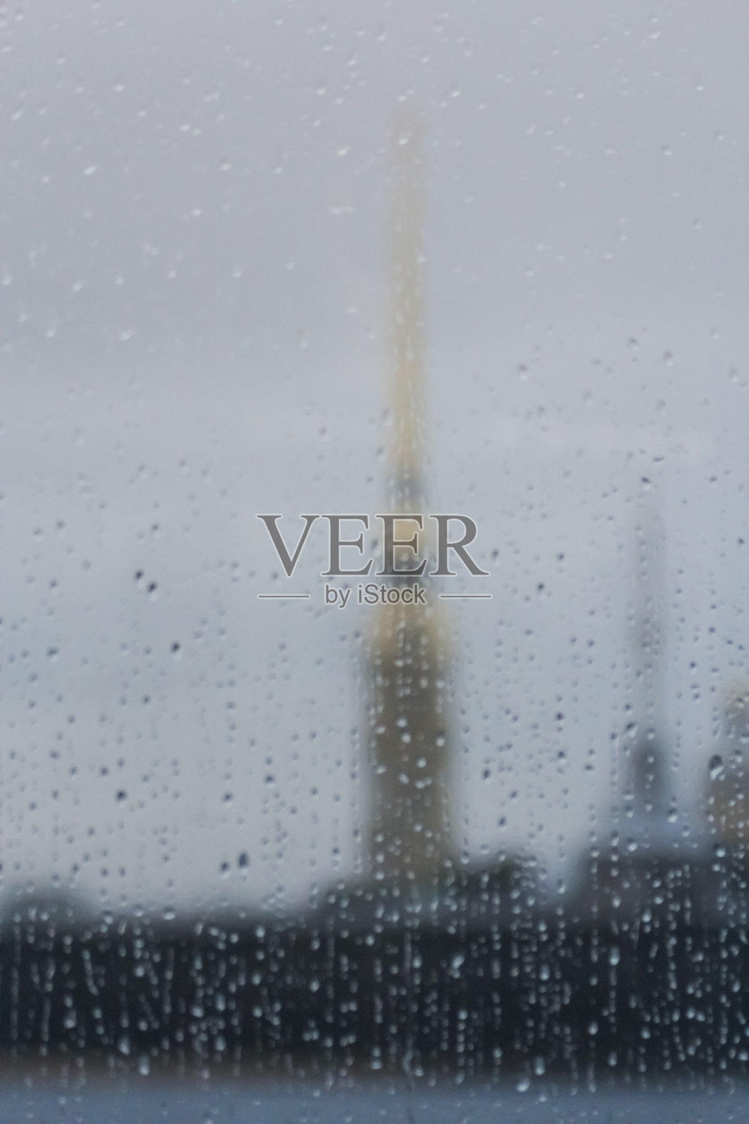 透过湿玻璃观看彼得和保罗要塞。照片摄影图片