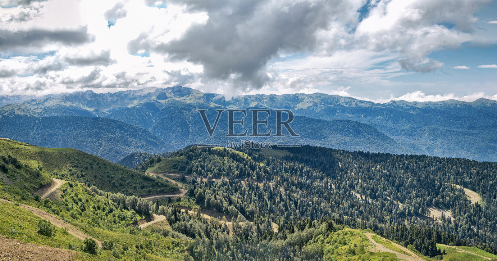 Rosa Khutor度假村的南斜坡照片摄影图片