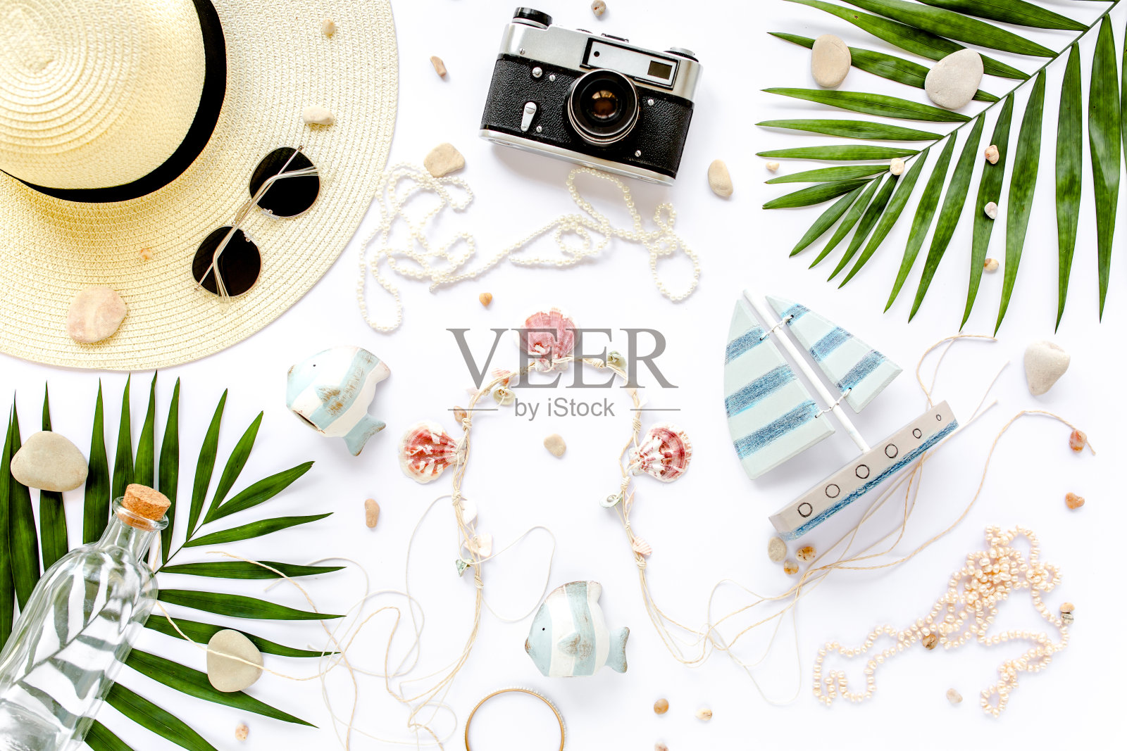 旅行者配件,热带棕榈叶树枝白色背景与空白文字。旅游度假的概念。夏天的背景照片摄影图片