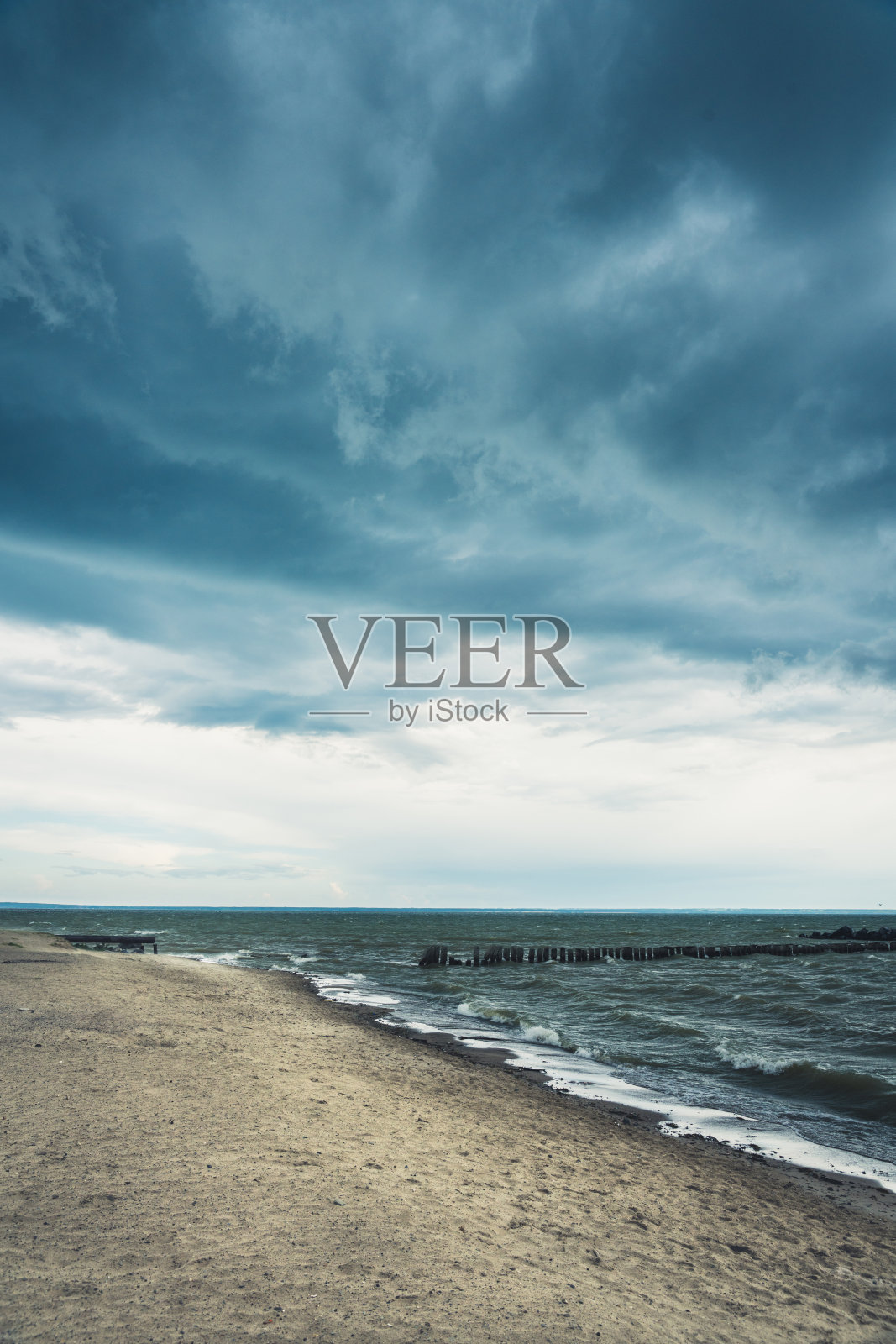 秋日清晨,乌云密布,波涛汹涌。海景观。照片摄影图片