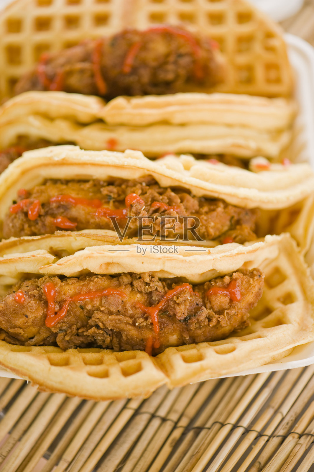 华夫饼。鸡和蛋奶烘饼。自制华夫饼配酥脆鸡肉、黄油和枫糖浆。经典的美国早餐或早午餐的最爱。由鸡块、黄油和枫糖浆做成的华夫饼。照片摄影图片