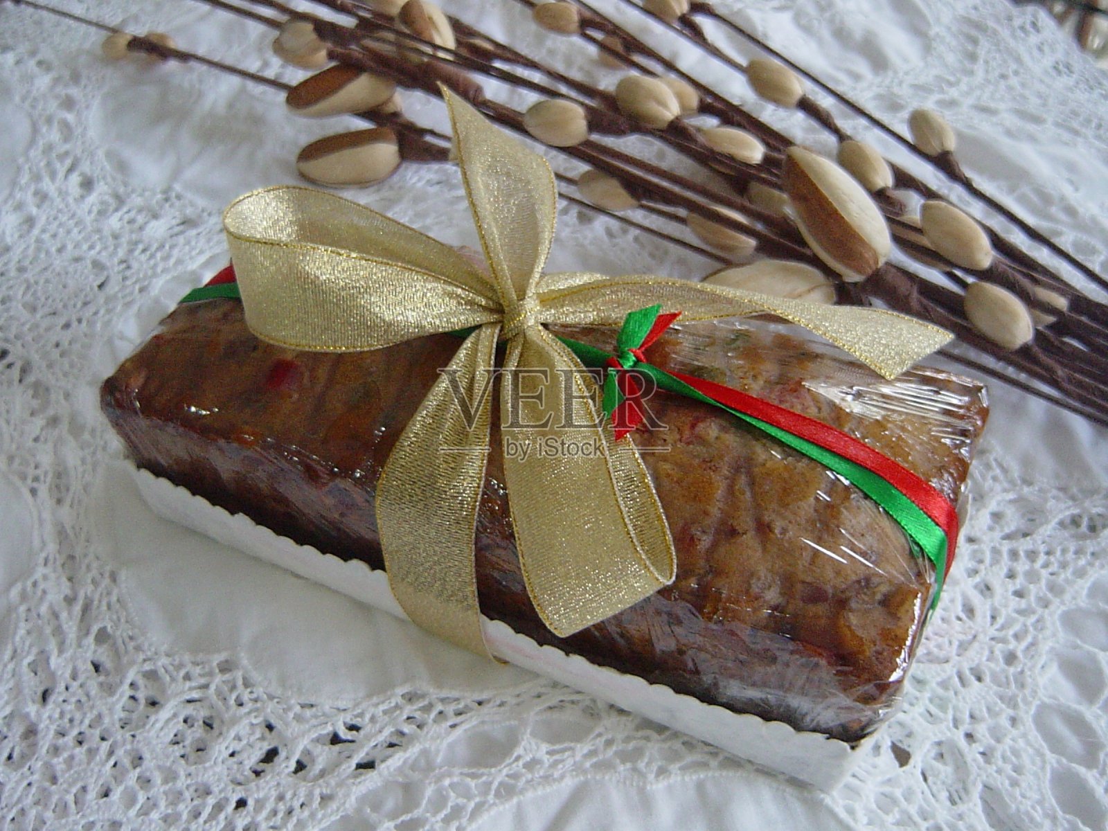 桌上有水果蛋糕照片摄影图片