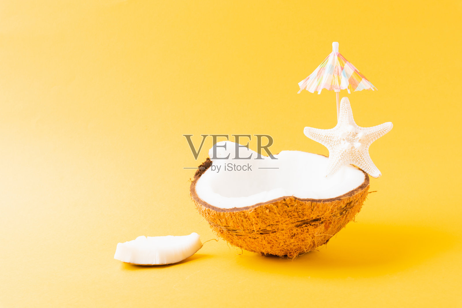 新鲜椰子和太阳伞照片摄影图片