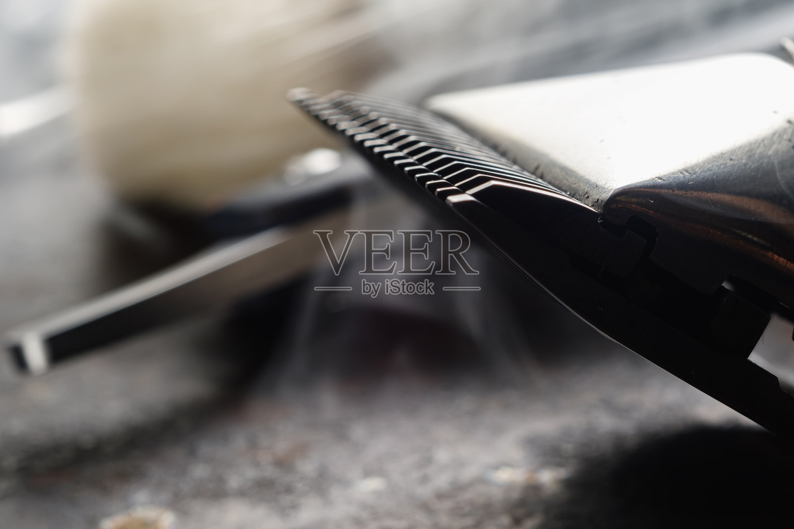 锈迹斑斑的表面上放着一些旧的理发工具。手动剪子,剃须刀,剃须刷。关闭了。乡村。水平方向。副本的空间。照片摄影图片