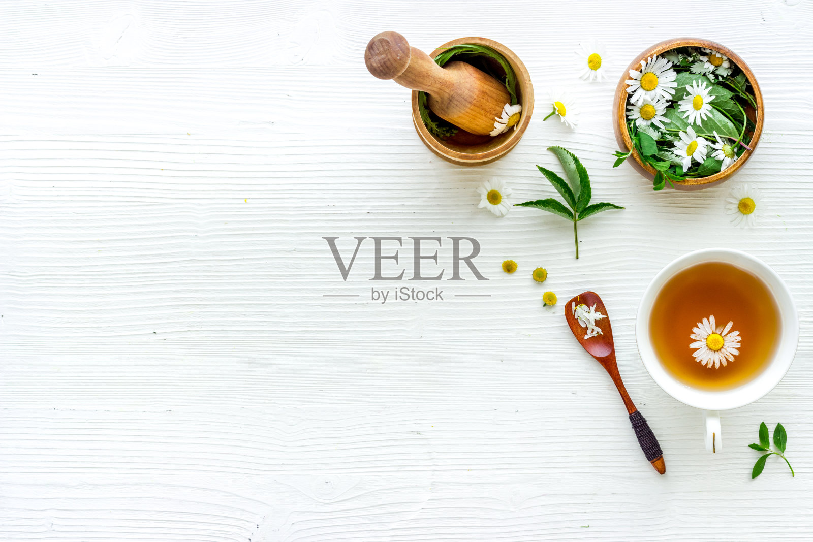 草本茶的布局与新鲜的夏季草药和野花照片摄影图片