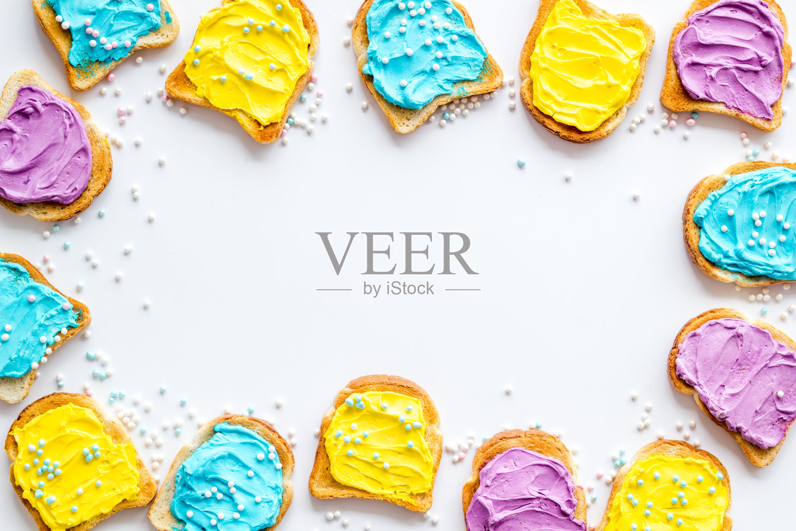 一套带奶油芝士的烤面包。布局俯视图照片摄影图片