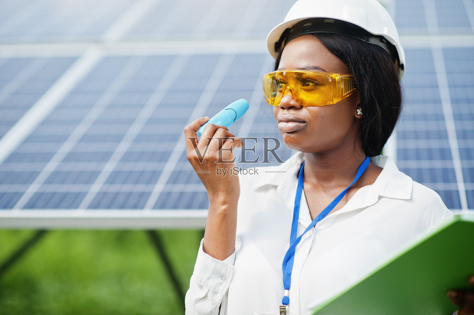 非裔美国技术员检查太阳能电池板的维护。太阳能站的黑人女工程师。照片摄影图片