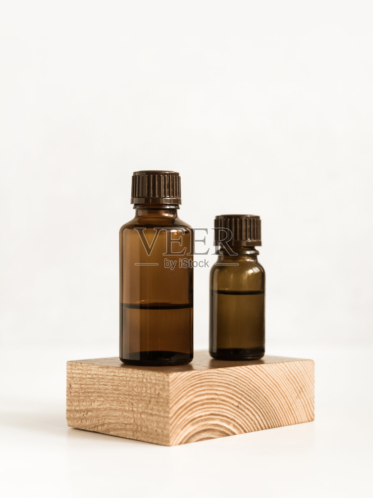 木架上的瓶子和精油放在白色背景上。油麻。CBD大麻产品。简约的芳香的概念。天然药物照片摄影图片
