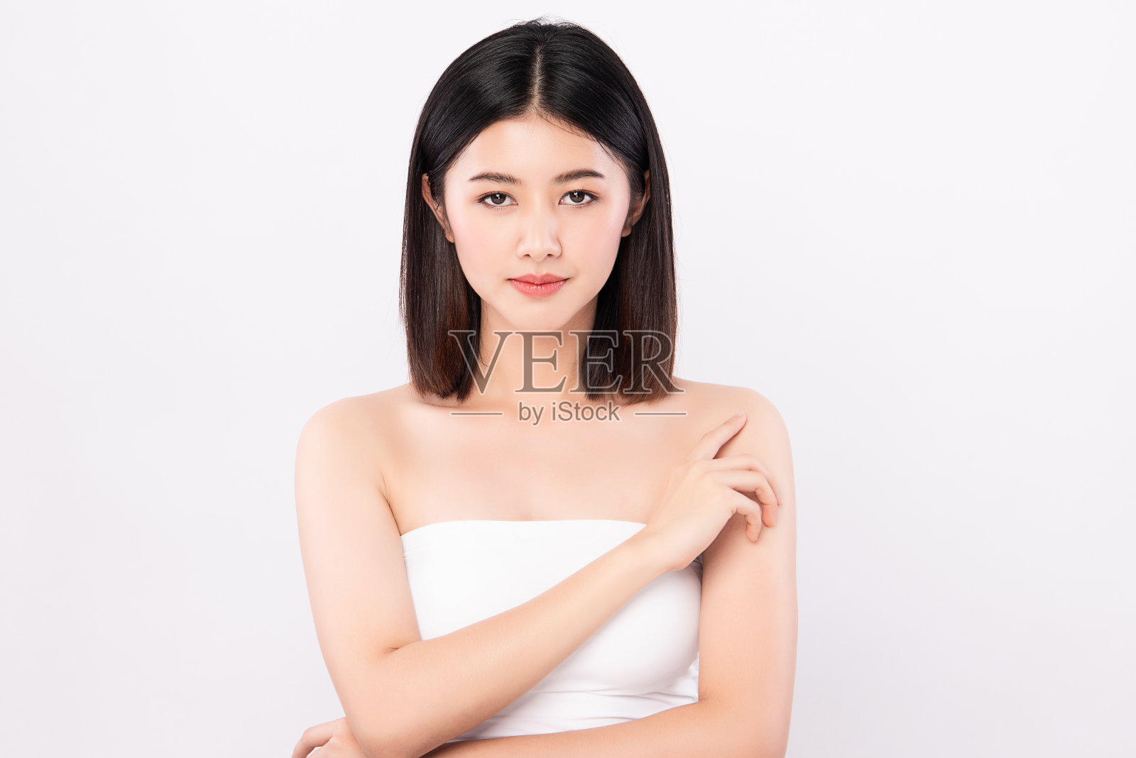 美丽年轻的亚洲女人与清洁新鲜的皮肤在白色的背景,面部护理,面部治疗,美容,美容和水疗,亚洲女人肖像照片摄影图片