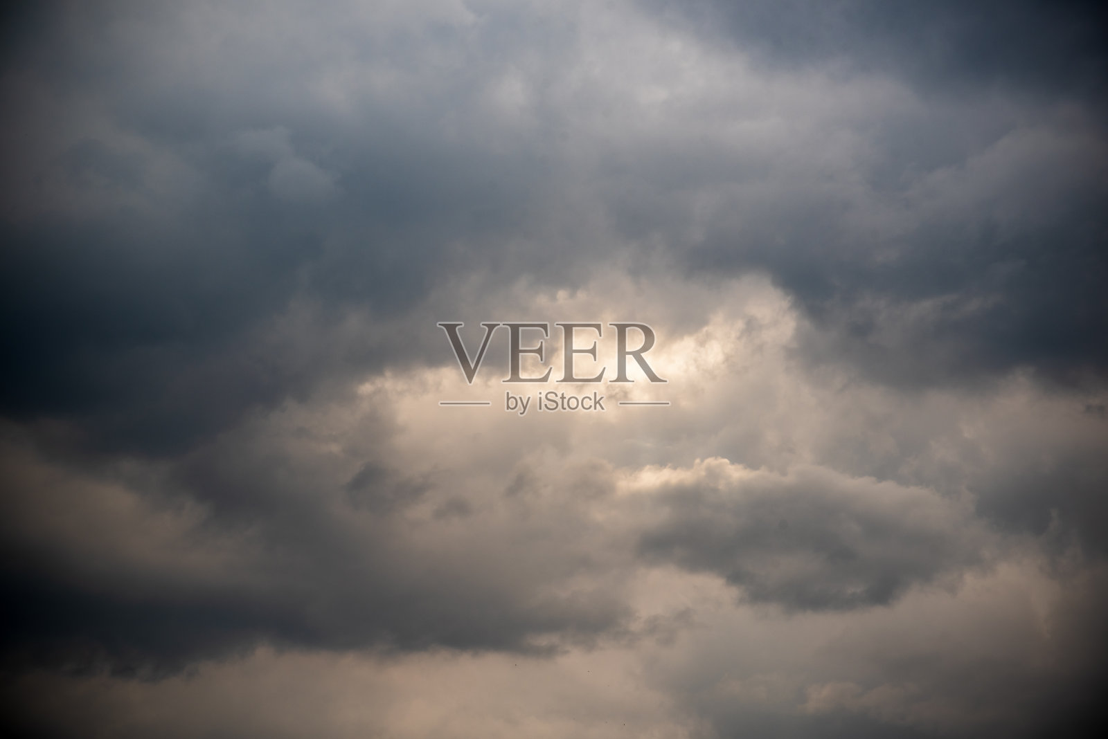 夏夜乌云密布。暴风雨来临前的雨天。照片摄影图片