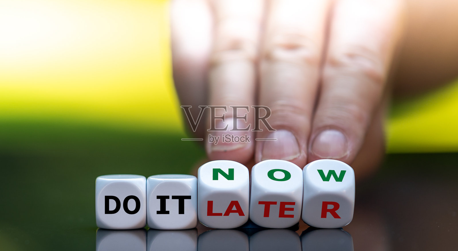 手掷骰子,把“以后做”变成了“现在做”。照片摄影图片