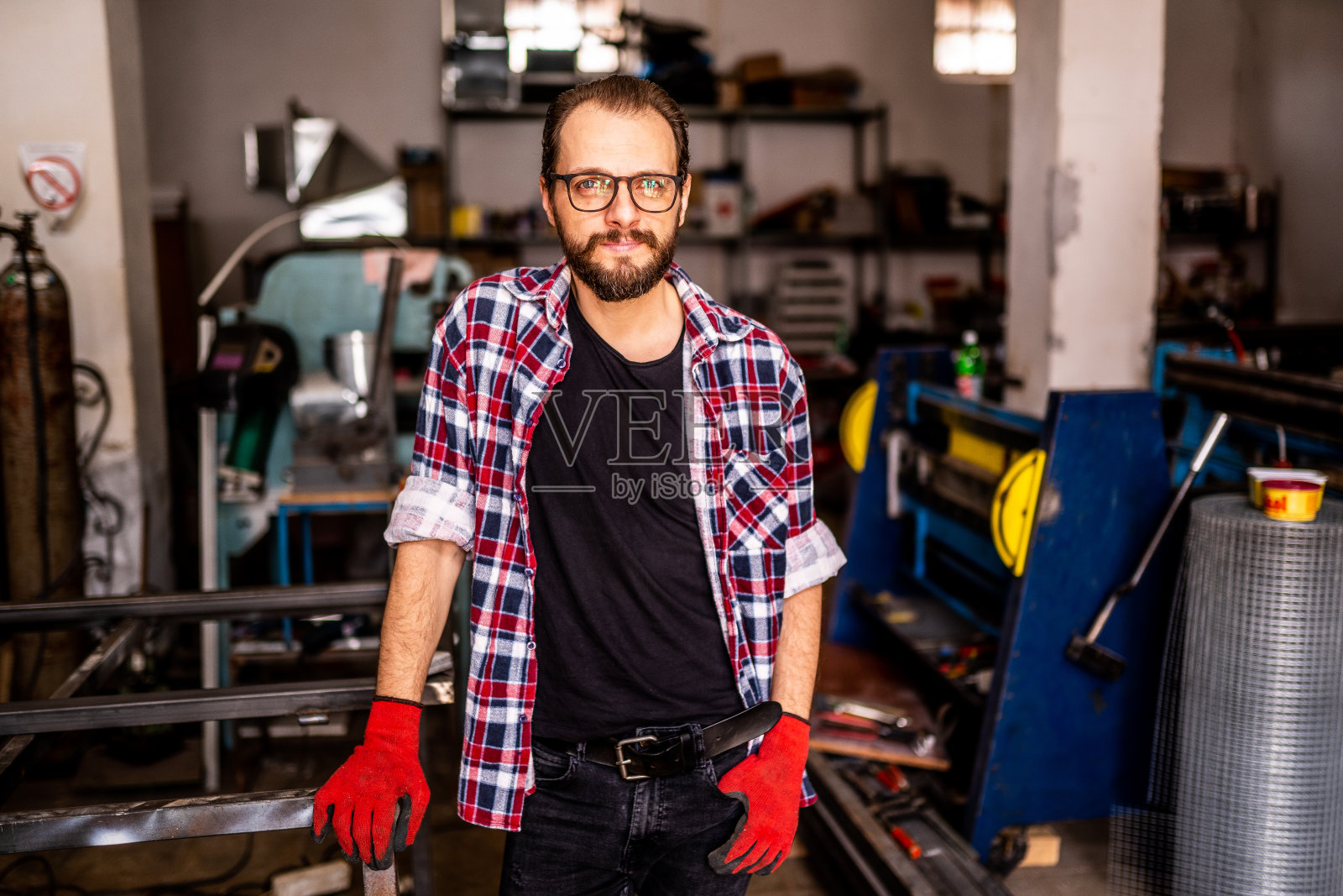 工作中的年轻工程师照片摄影图片