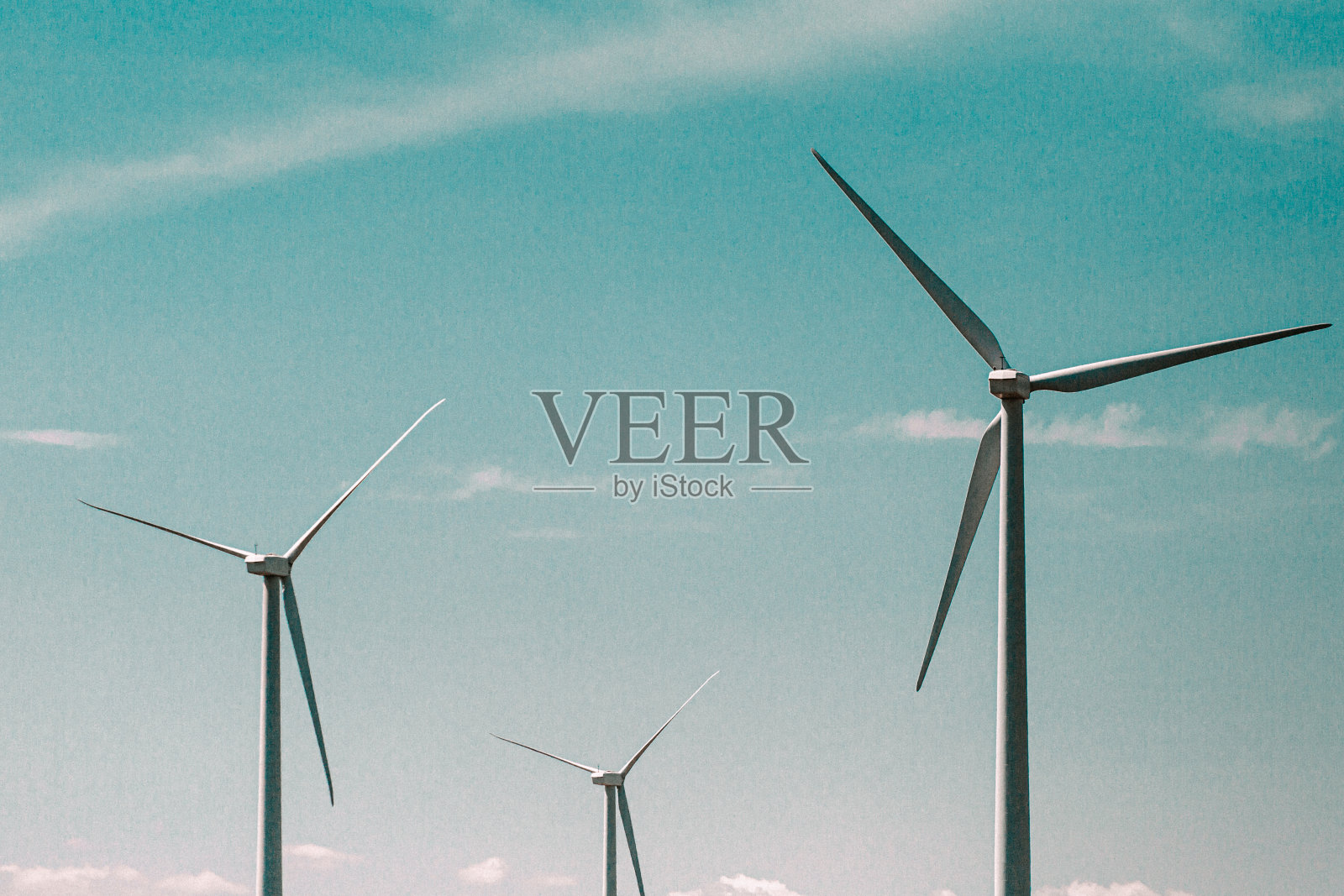 蓝天下的风车照片摄影图片