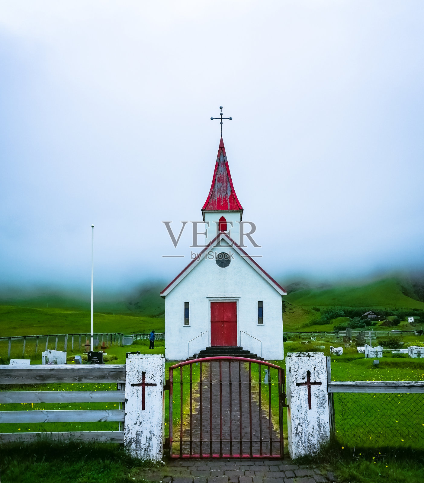 雾中的红色小教堂,冰岛的维克照片摄影图片