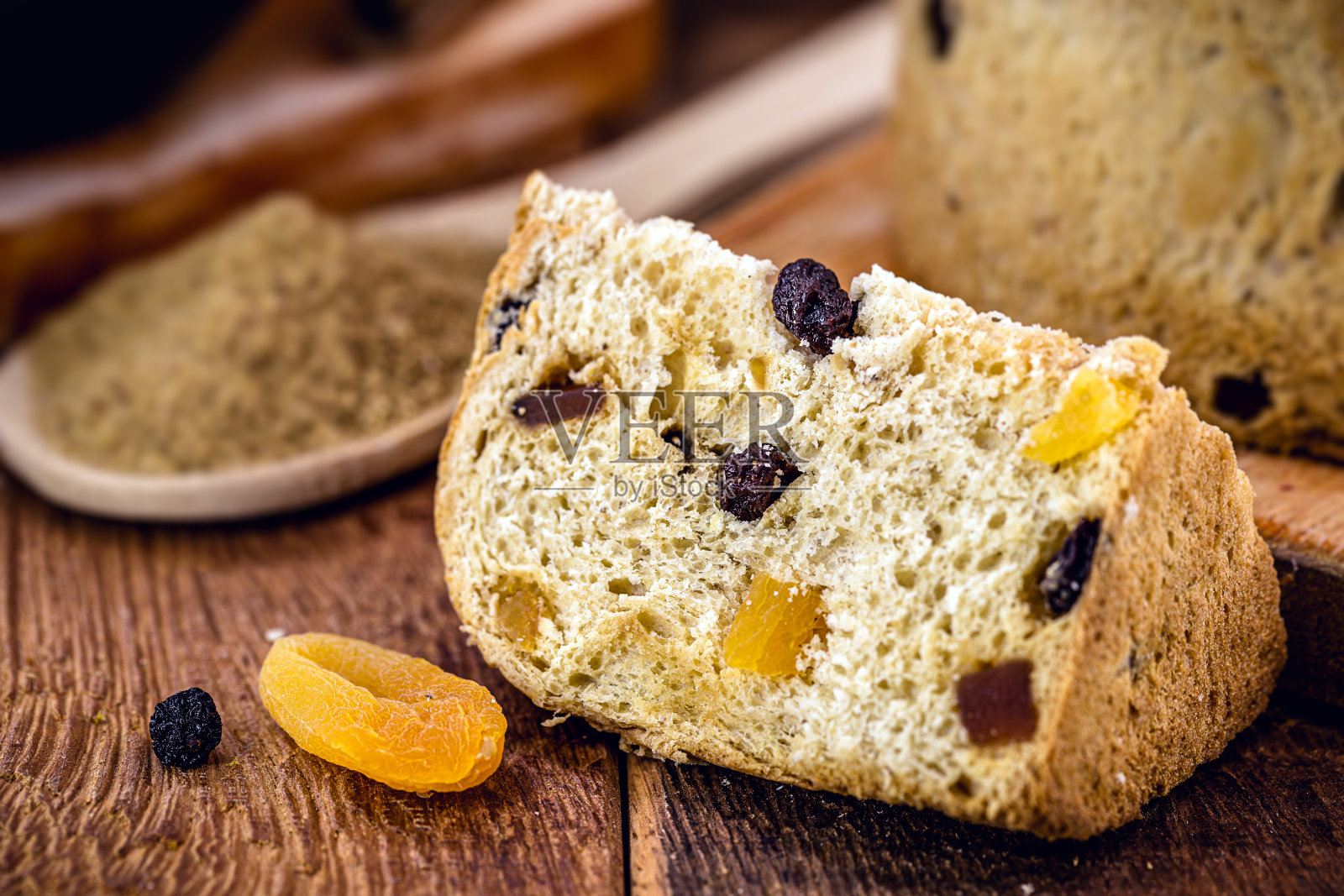 一片纯素潘妮朵妮,不含麸质,加入干酵母,干糖水果和蔬菜牛奶。自制健康甜品照片摄影图片