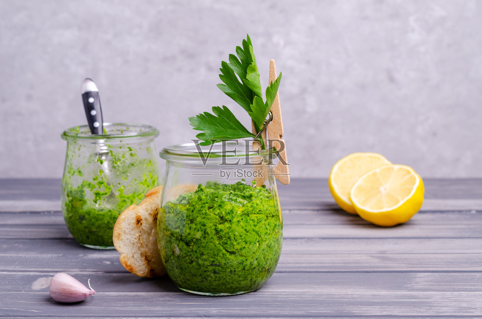 玻璃罐里的绿酱照片摄影图片