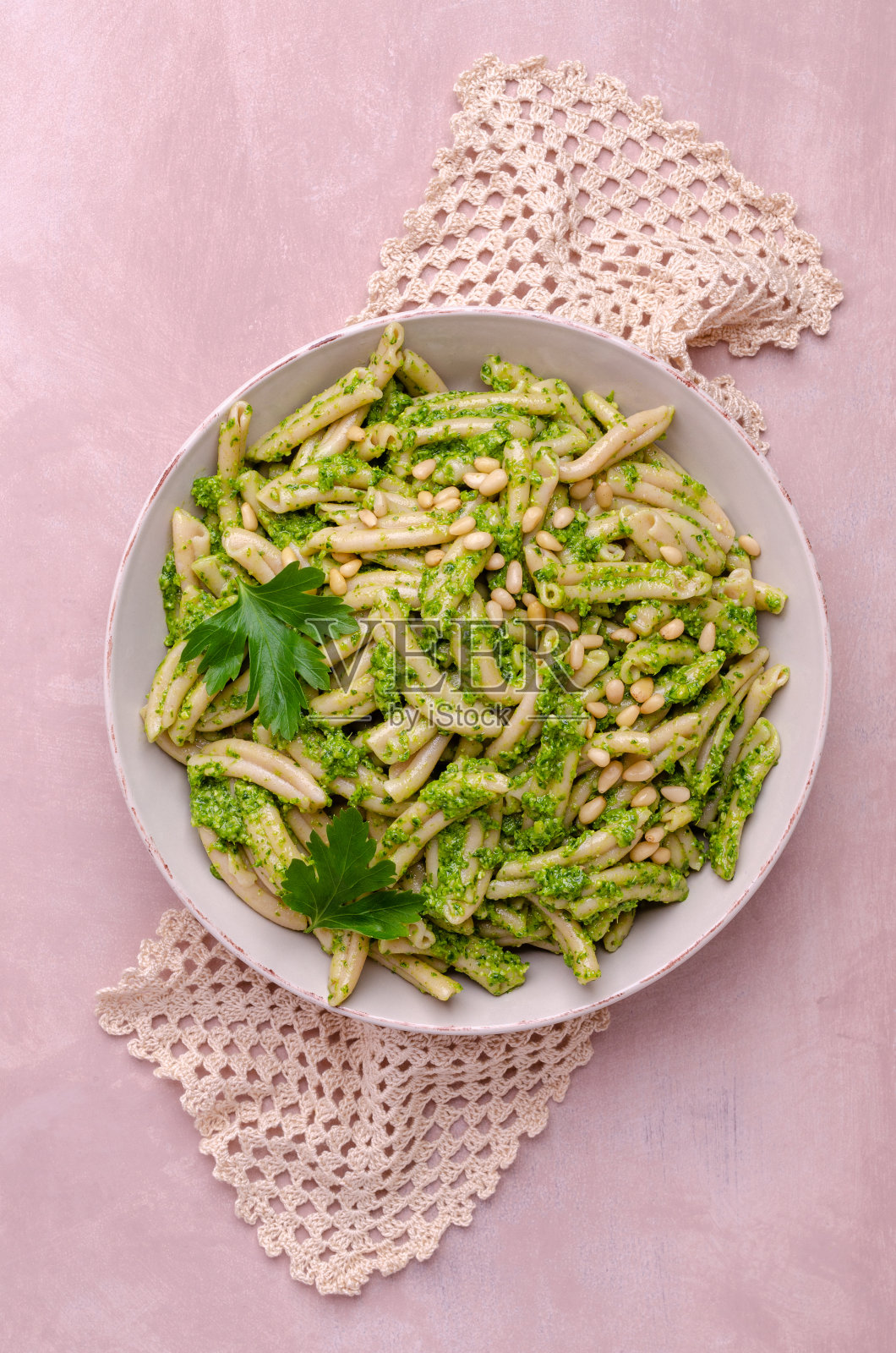 传统的意大利面加绿色酱汁照片摄影图片