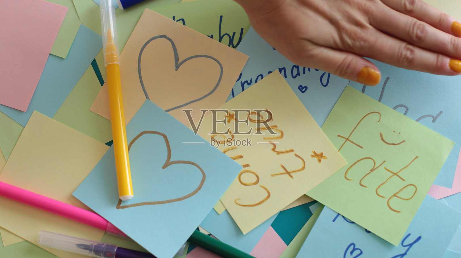 有很多空间可以在贴纸和记事本上写数字和笔记上的单词照片摄影图片