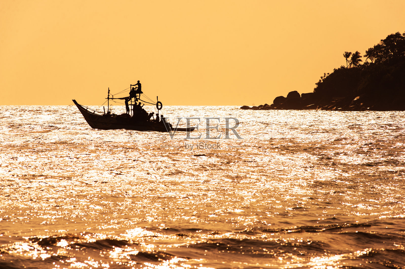 日落时分,斯里兰卡海岸外的渔船照片摄影图片