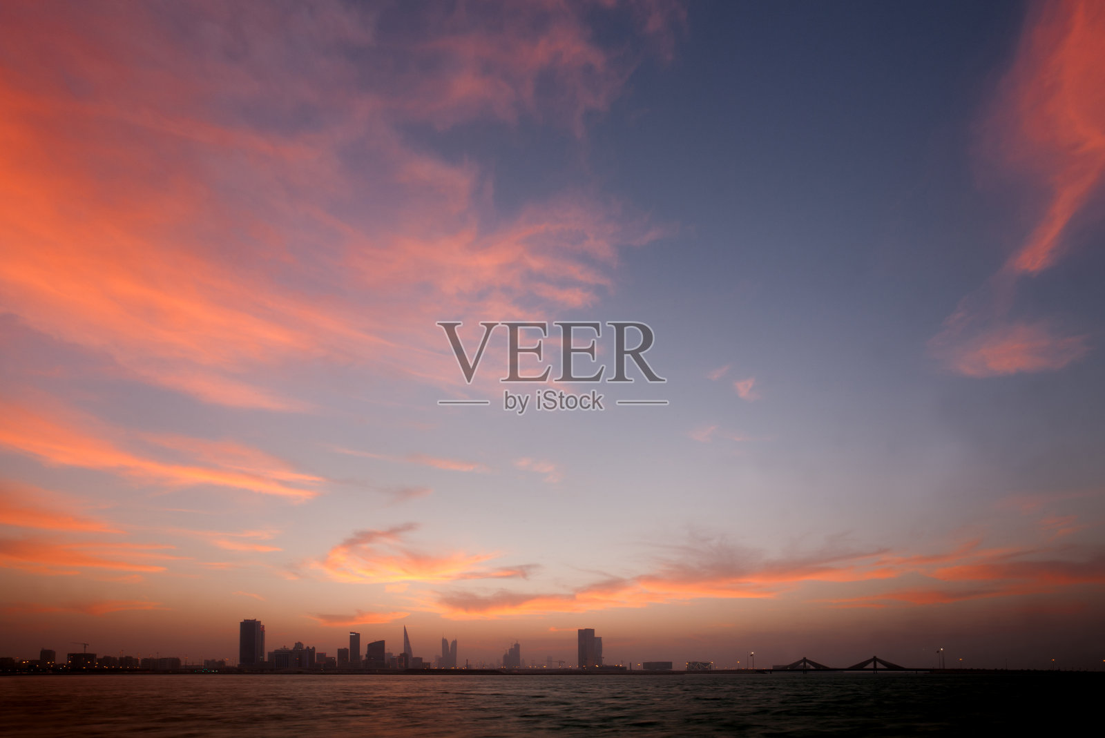 日落时分的巴林天际线照片摄影图片