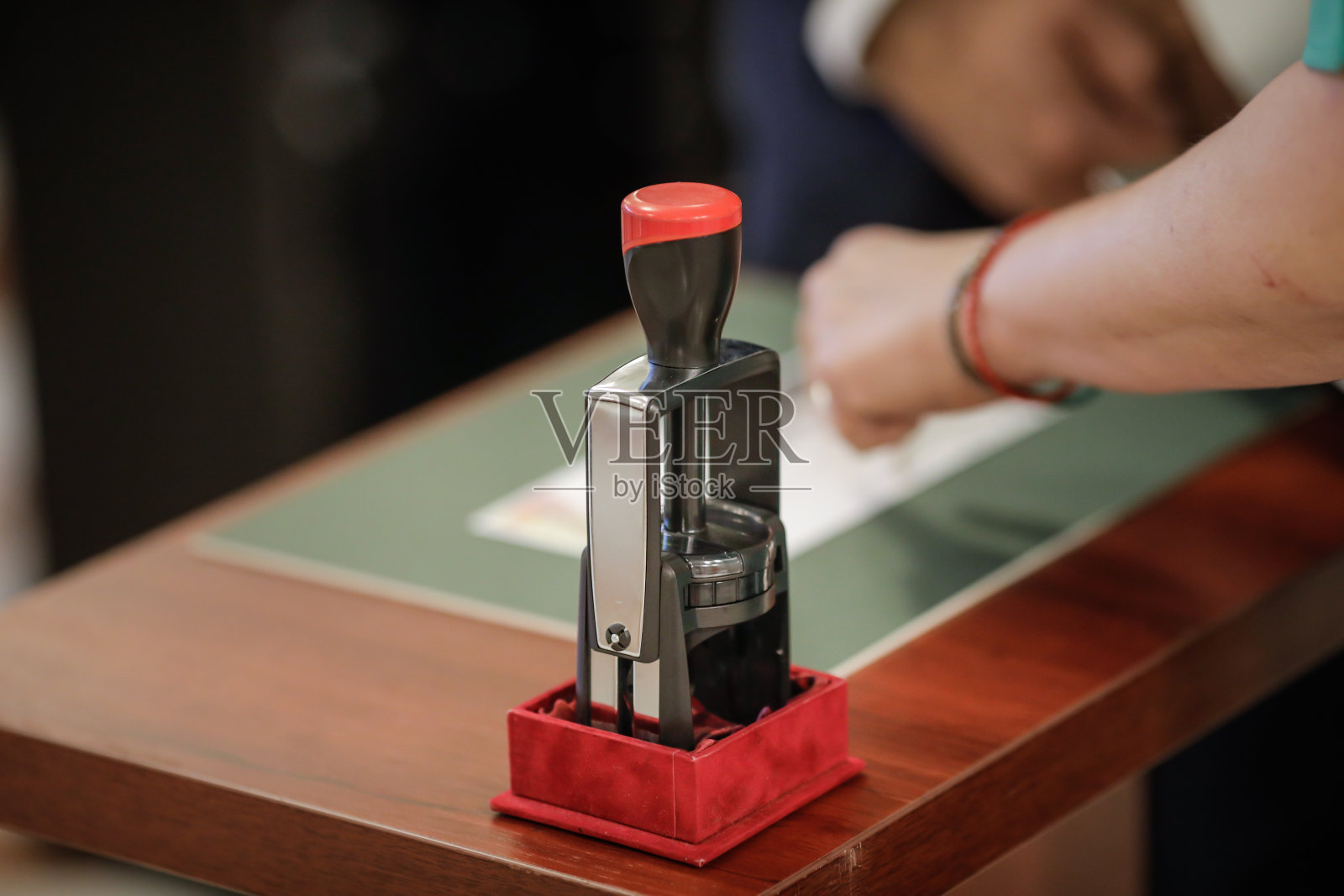 木桌上的官方印章照片摄影图片