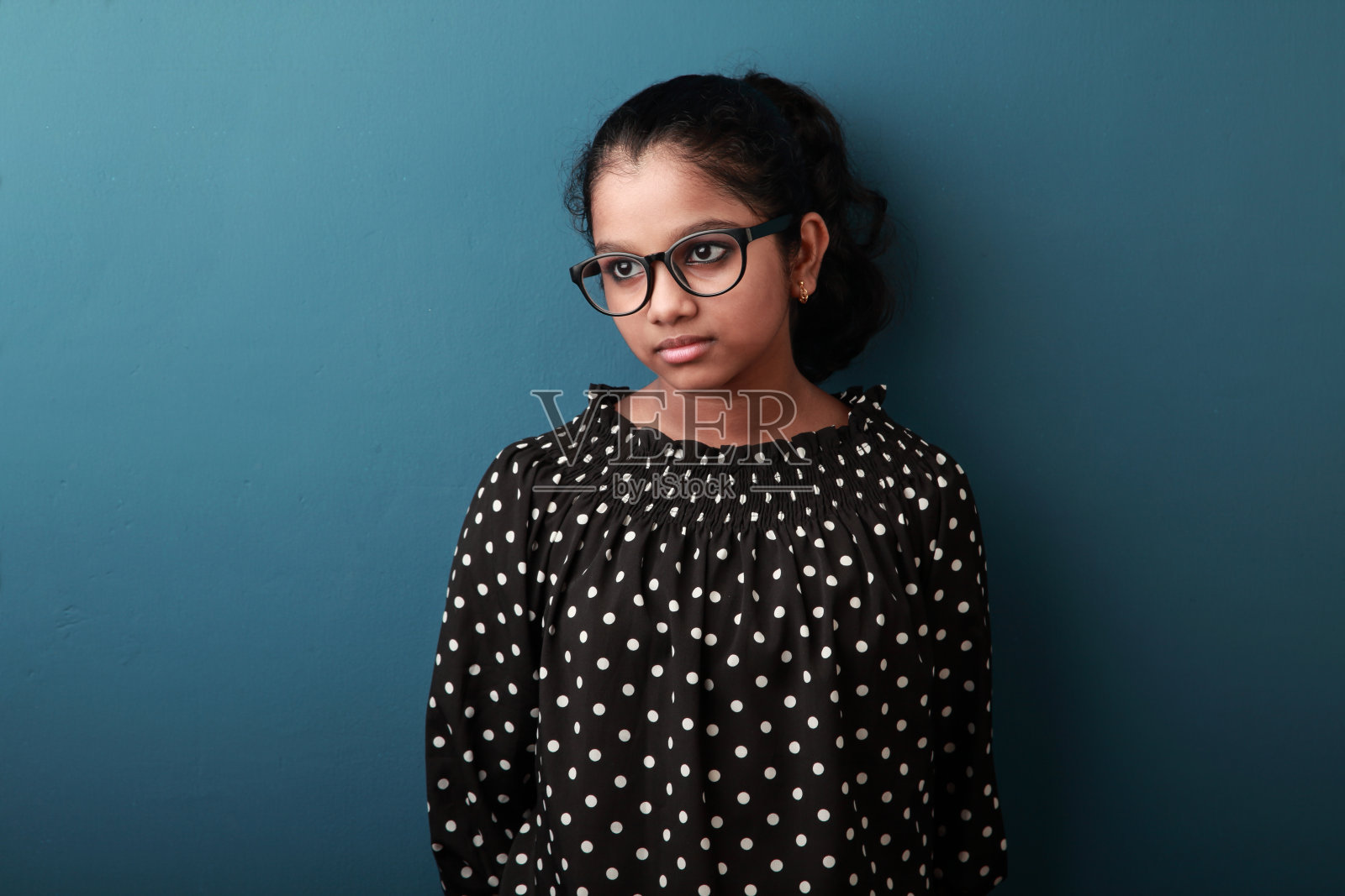 一幅愁眉苦脸的年轻女孩的肖像照片摄影图片