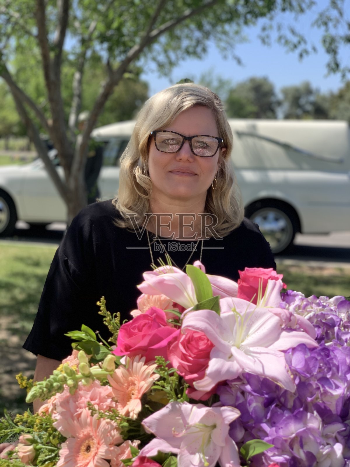 葬礼上超过50人照片摄影图片