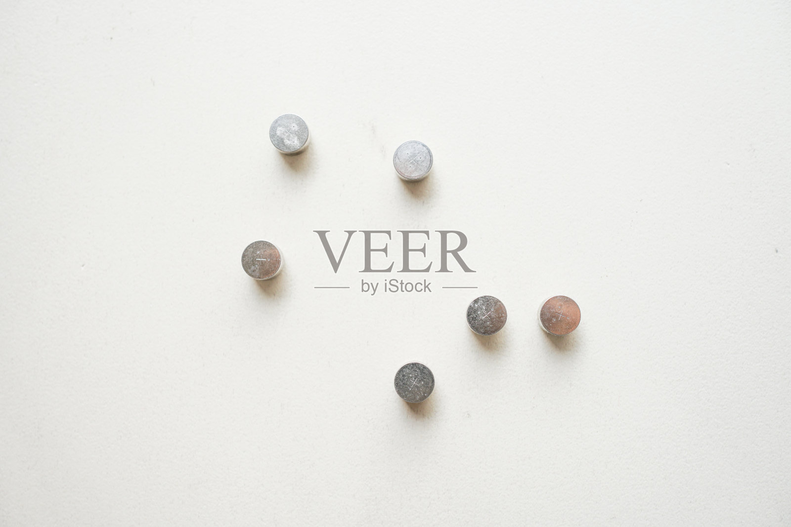 助听器纽扣电池在白色背景。照片摄影图片