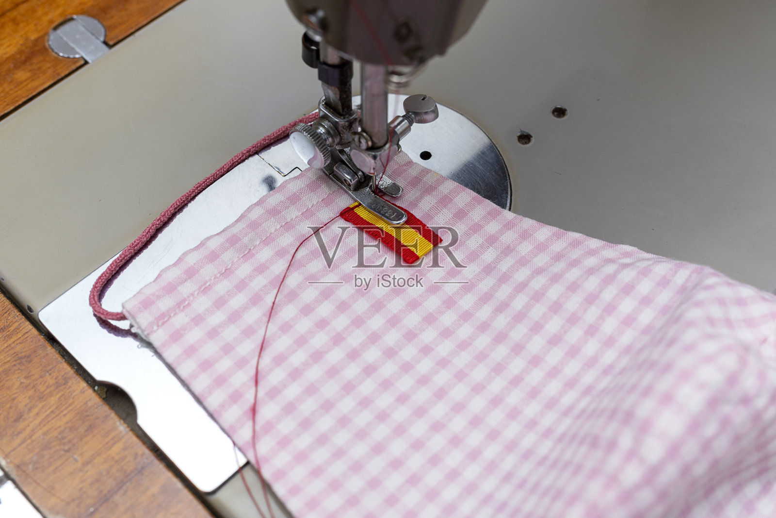 妇女用双手缝制口罩以保护自己照片摄影图片