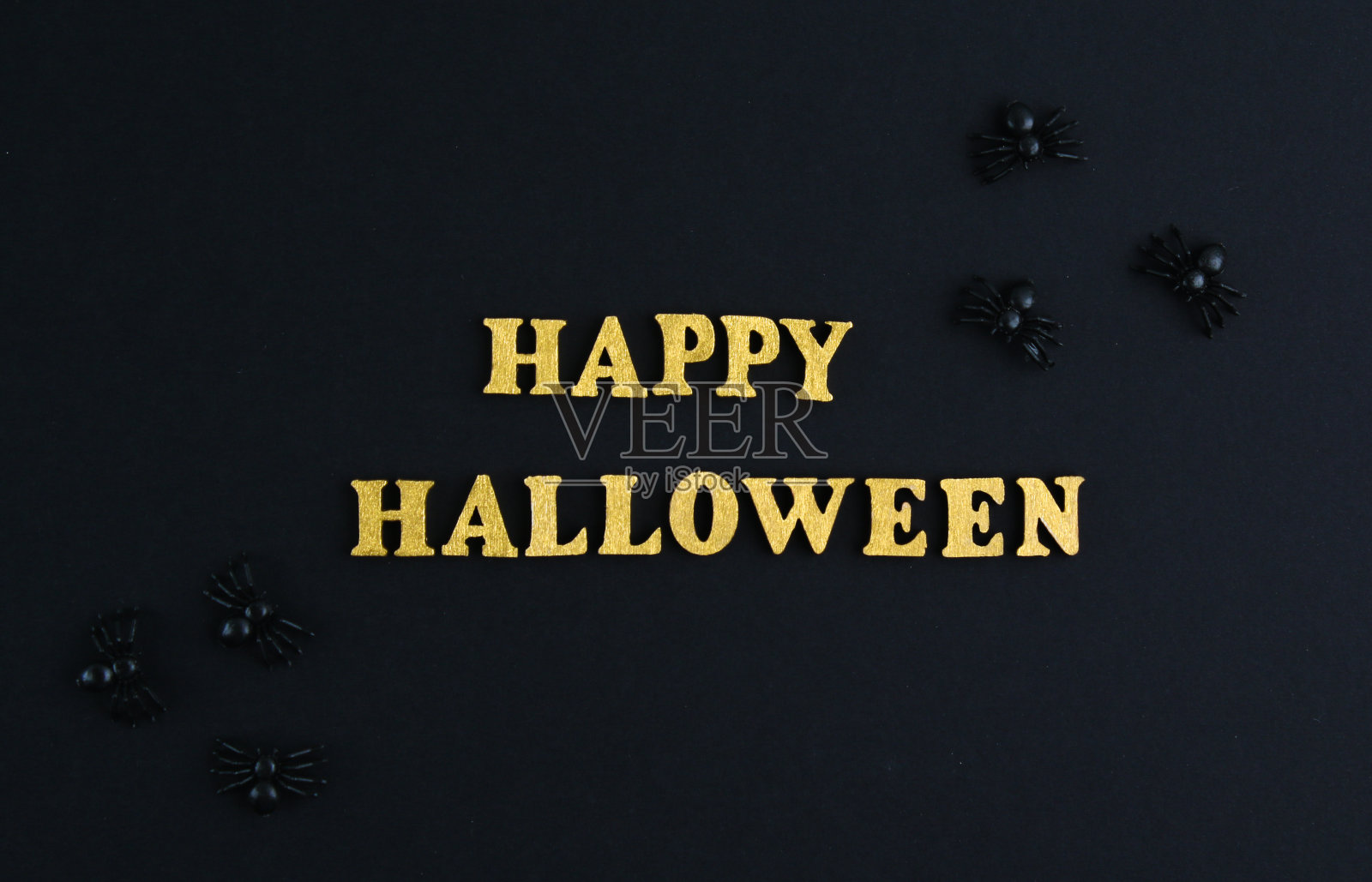 万圣节短信节日快乐概念。黑色背景上的黑色蜘蛛。照片摄影图片