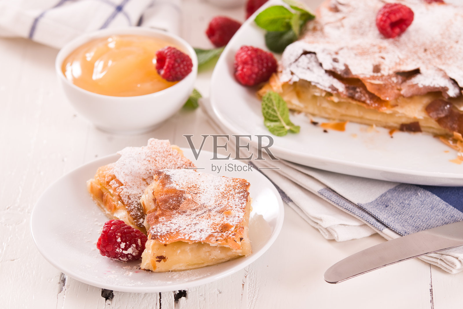 加奶油的希腊松饼。照片摄影图片
