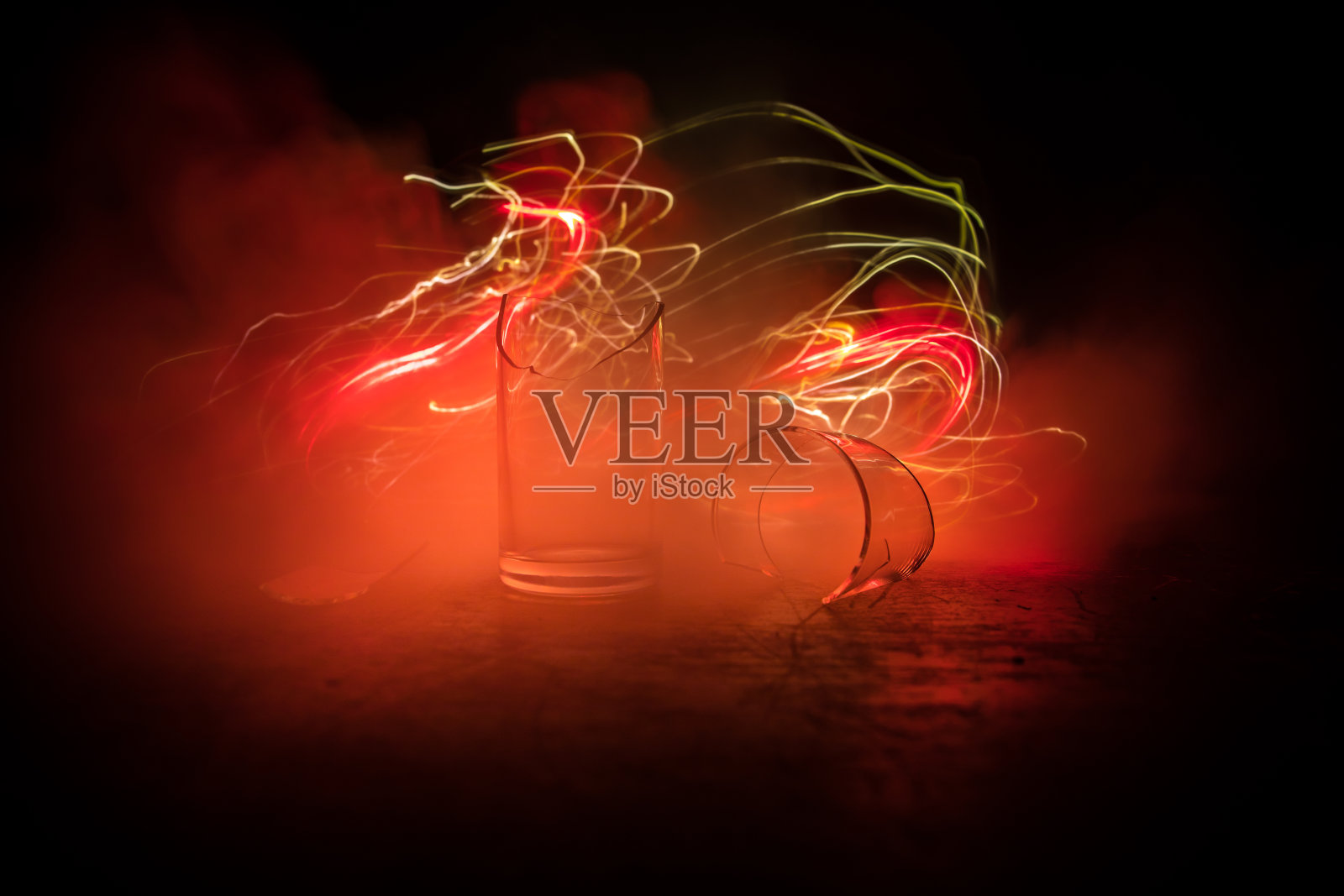 木桌上的碎玻璃,深色背景和雾。有选择性的重点照片摄影图片