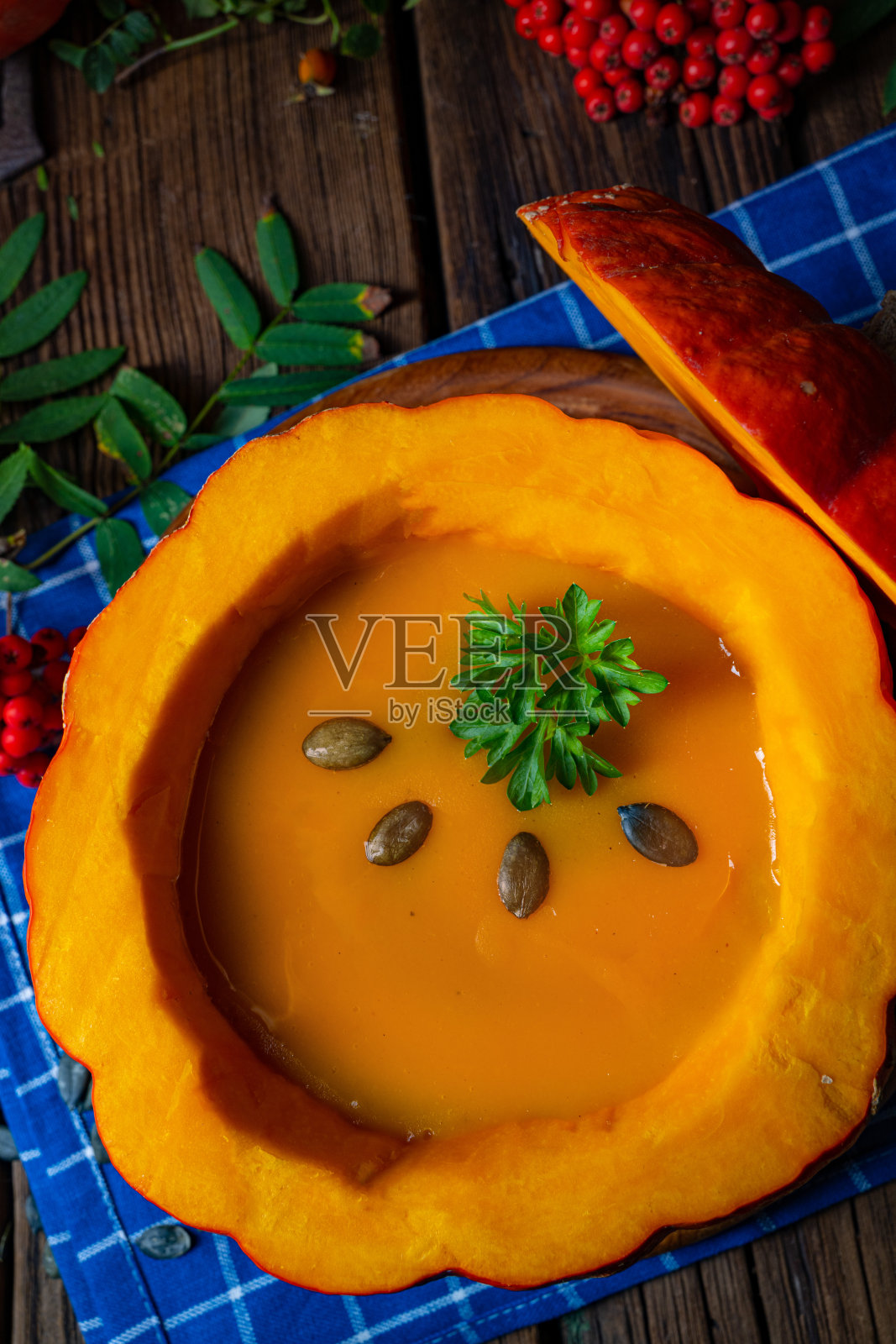 美味的秋南瓜汤配法式长棍面包照片摄影图片