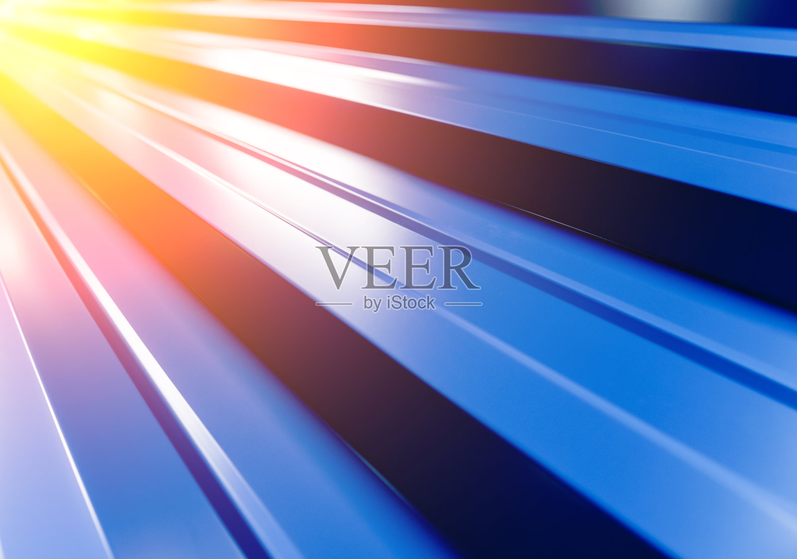 蓝色金属屋顶瓦的背景与水滴。照片摄影图片