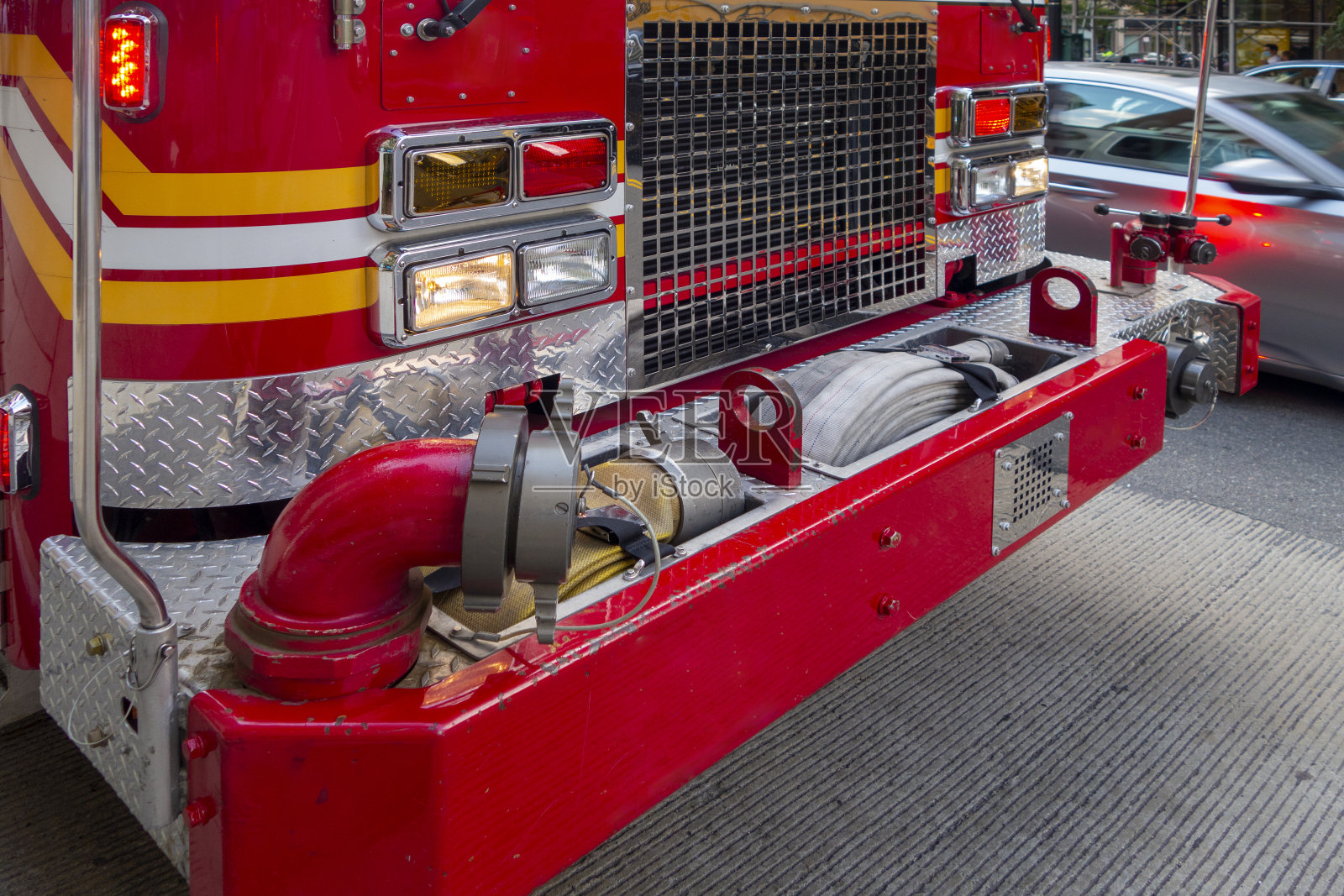 第一反应的消防车是红色和橙色的装备照片摄影图片