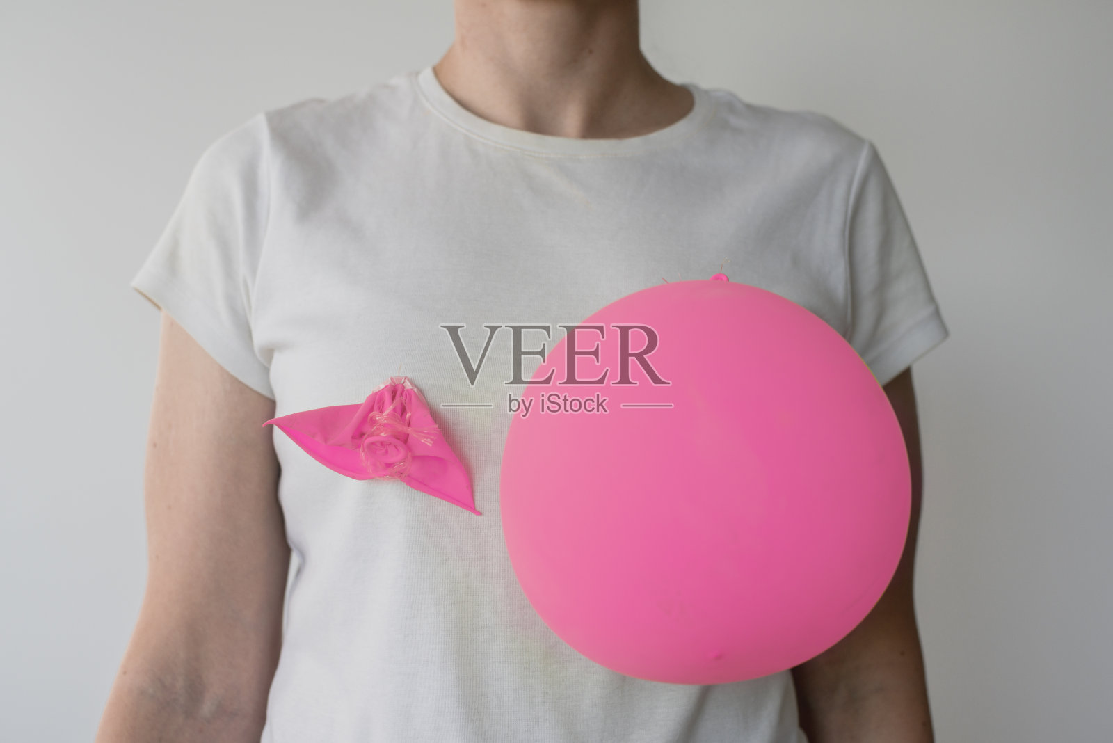 胸部有气球的女人照片摄影图片