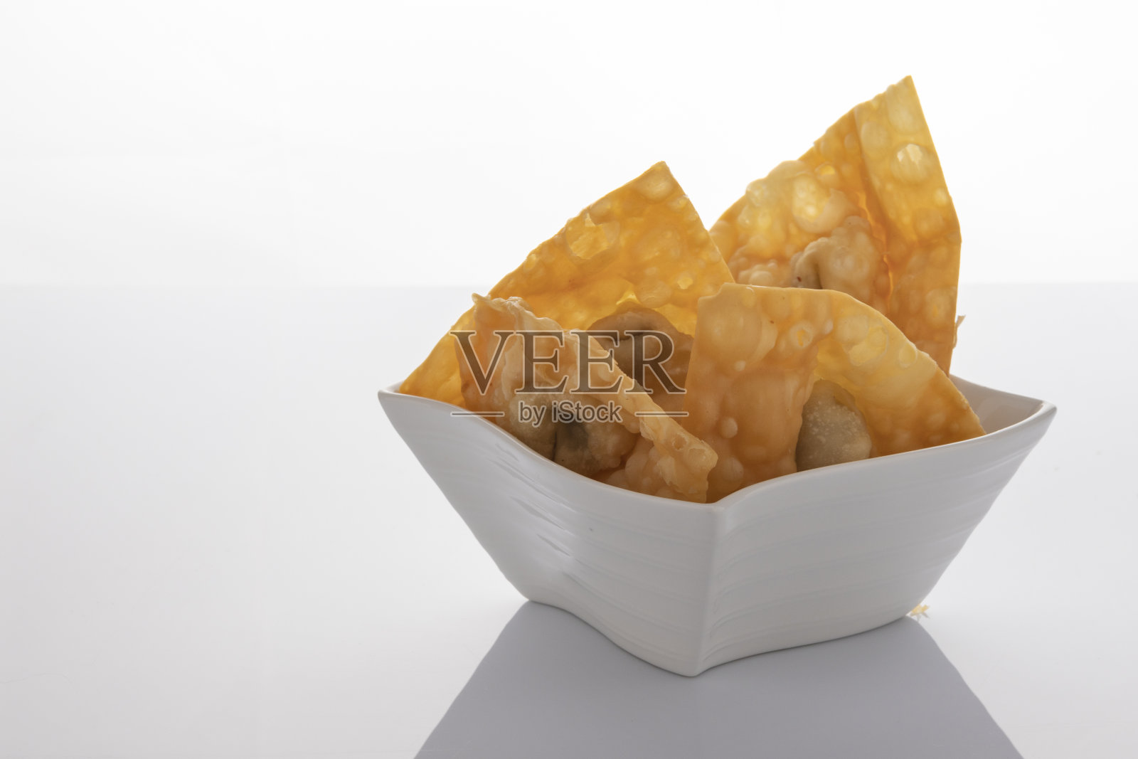 中国的小吃。炸云吞。馄饨糕点。照片摄影图片