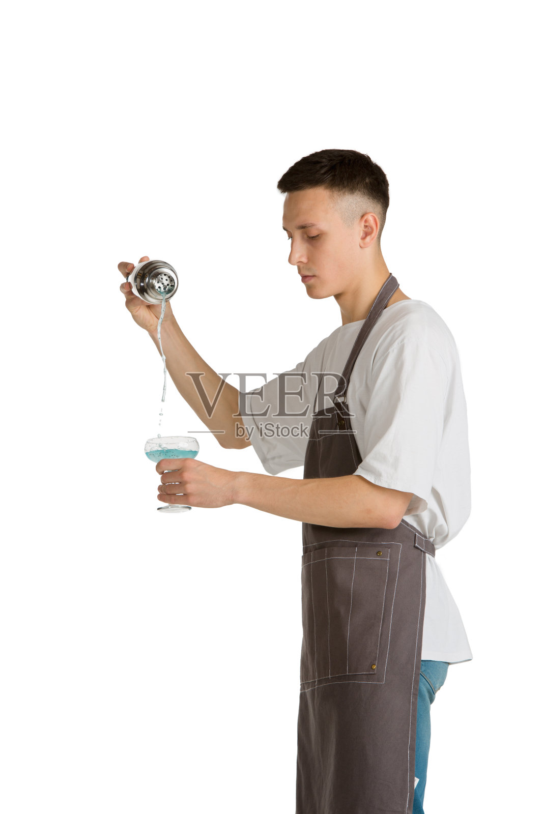 孤立的肖像,一个年轻的白人咖啡师或调酒师在棕色围裙微笑照片摄影图片