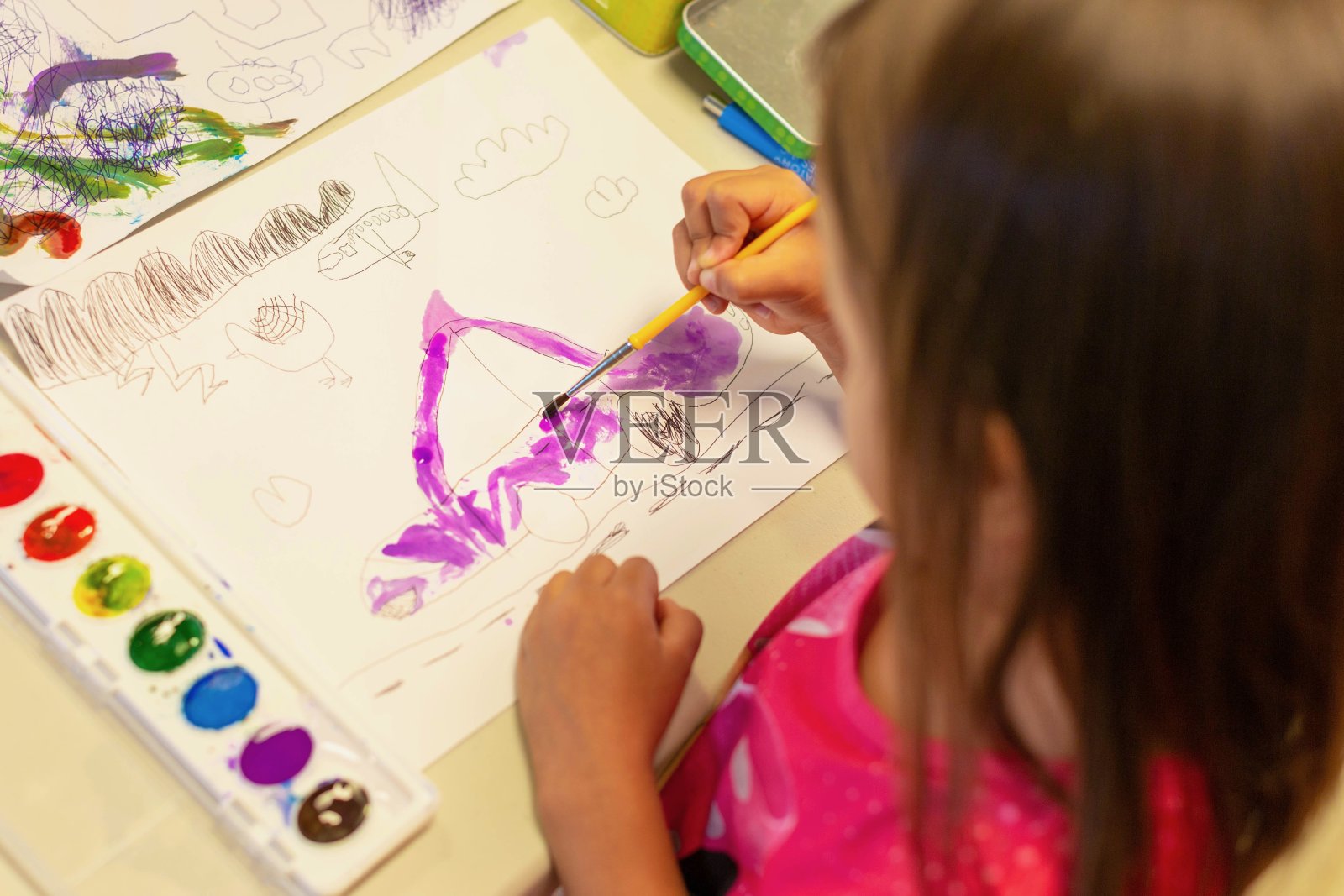 小孩子画了又画。Childrenâ的艺术和创造力。照片摄影图片