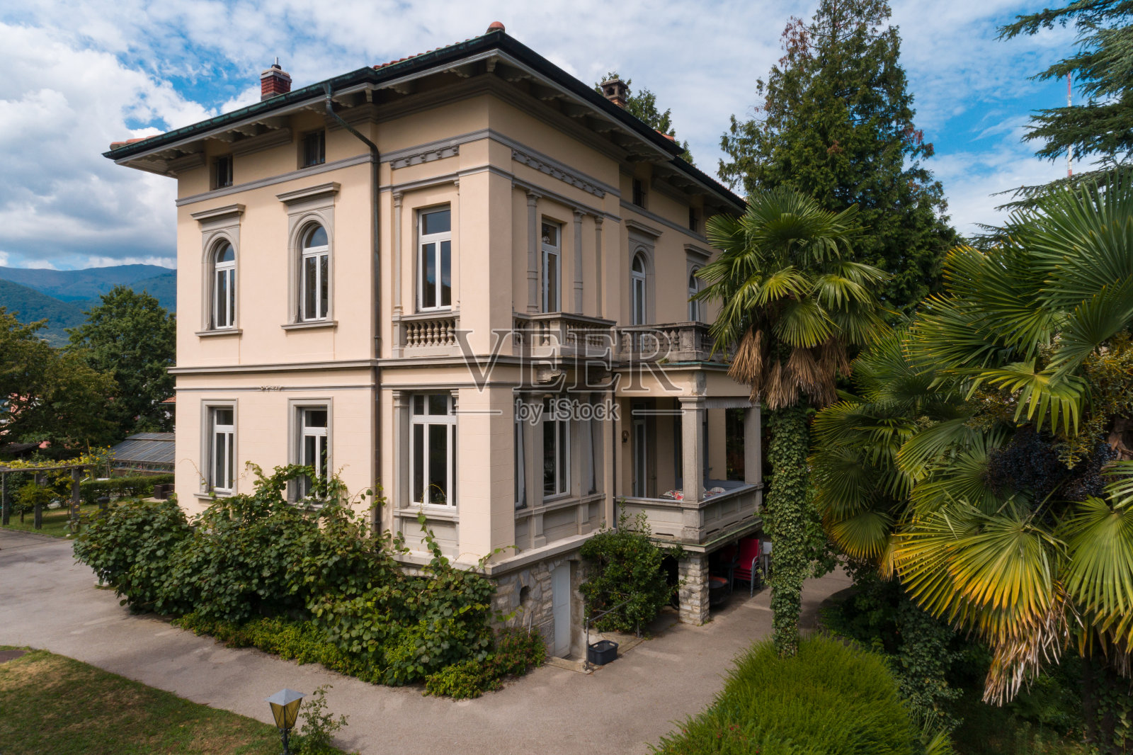 在瑞士群山中被大自然包围的古老别墅。阳光明媚的夏天照片摄影图片